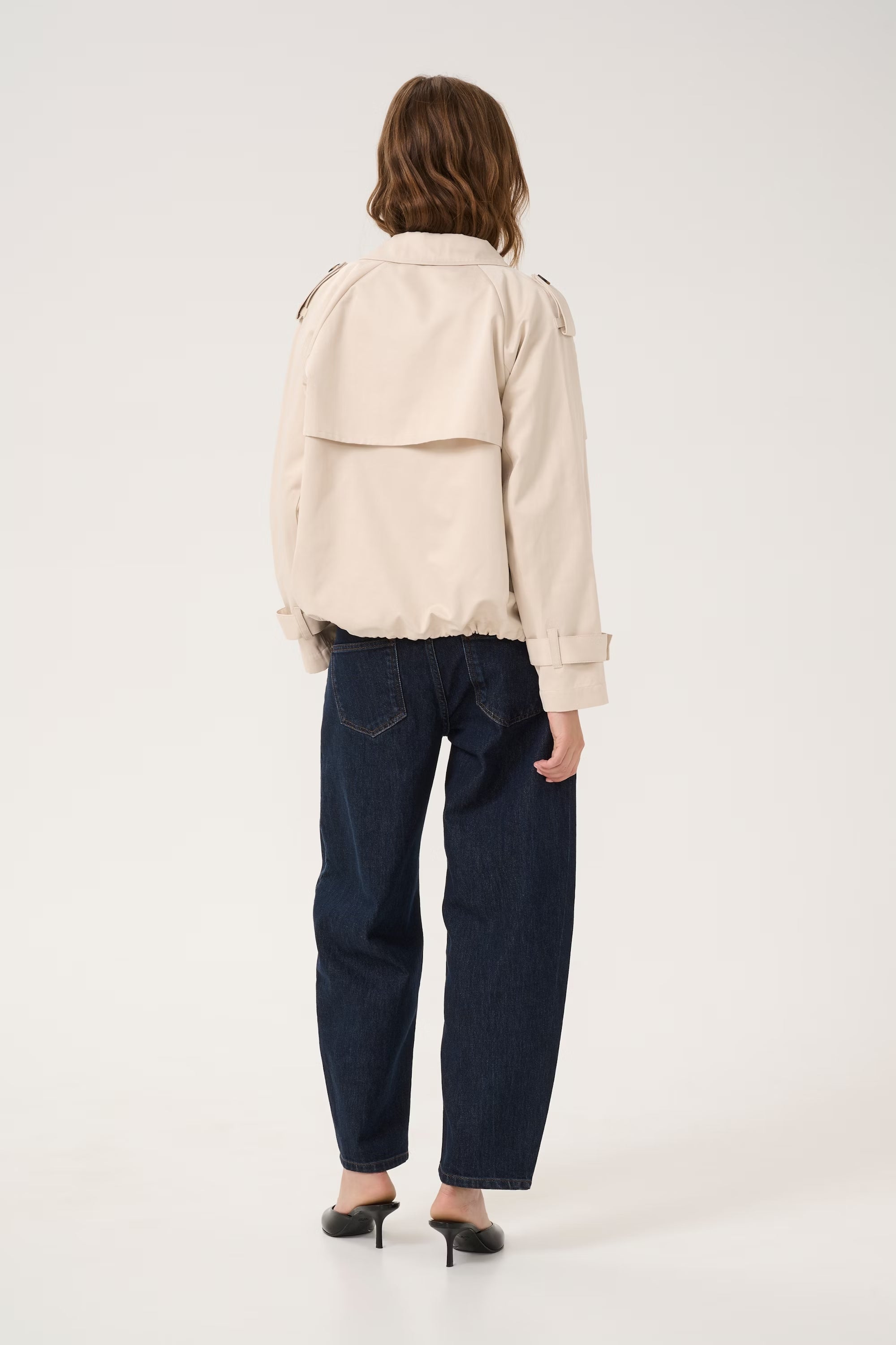 my-essential-wardrobe-naisten-trenssi-miramw-short-trenchcoat-kitti-2