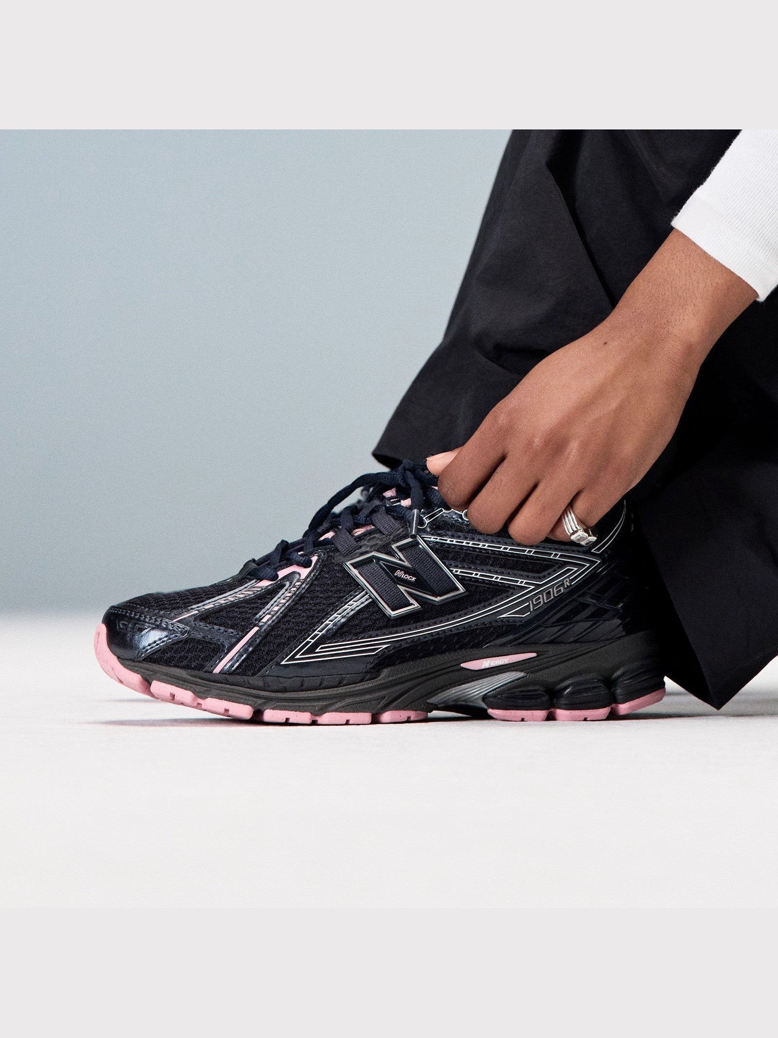 new-balance-kengat-new-balance-1906-musta-1