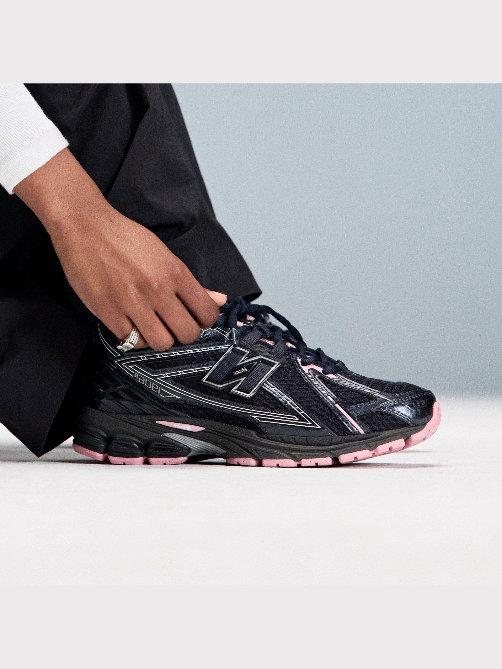 new-balance-kengat-new-balance-1906-musta-1