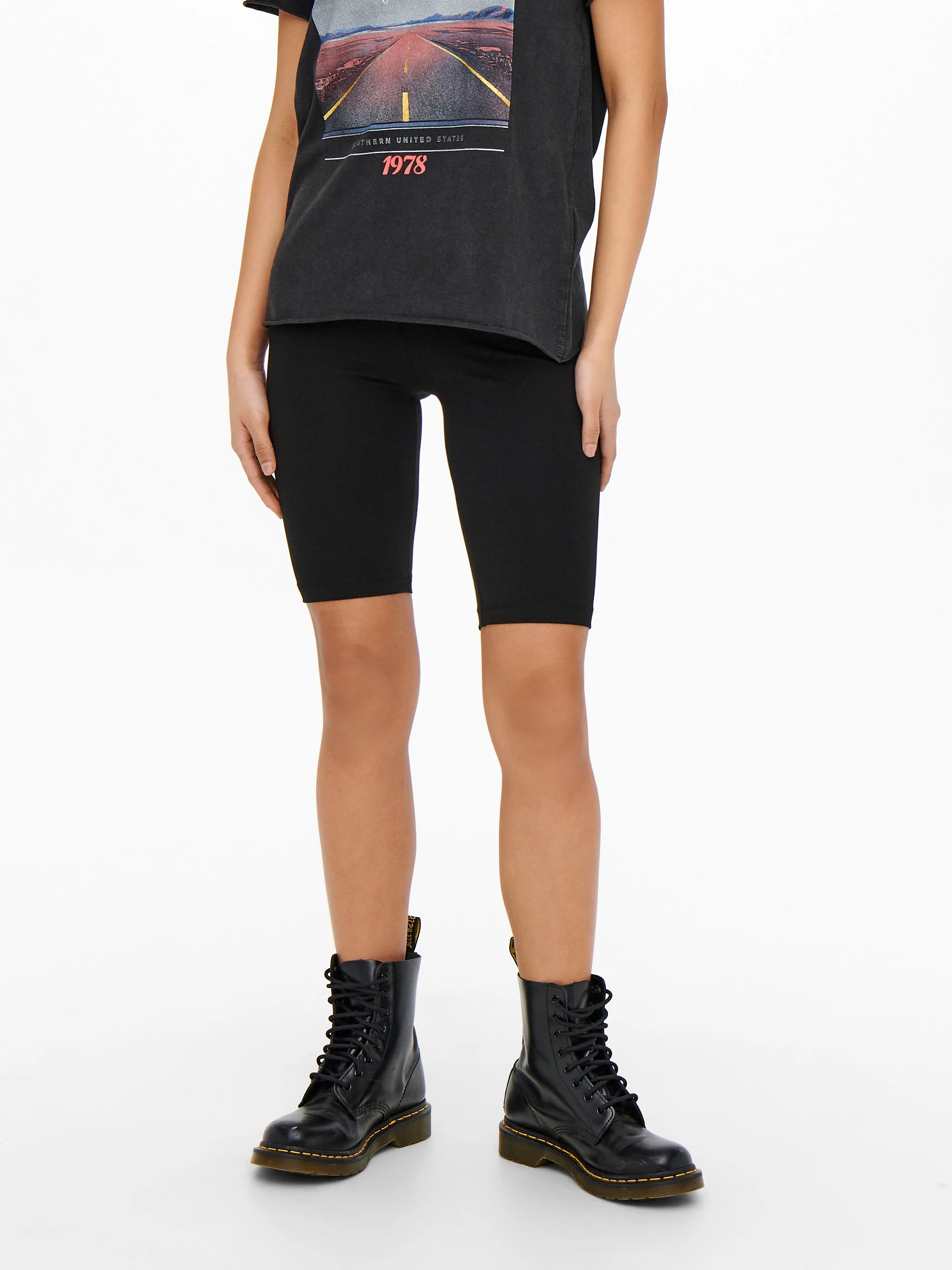 only-naisten-shortsit-onllove-shorts-jrs-musta-1