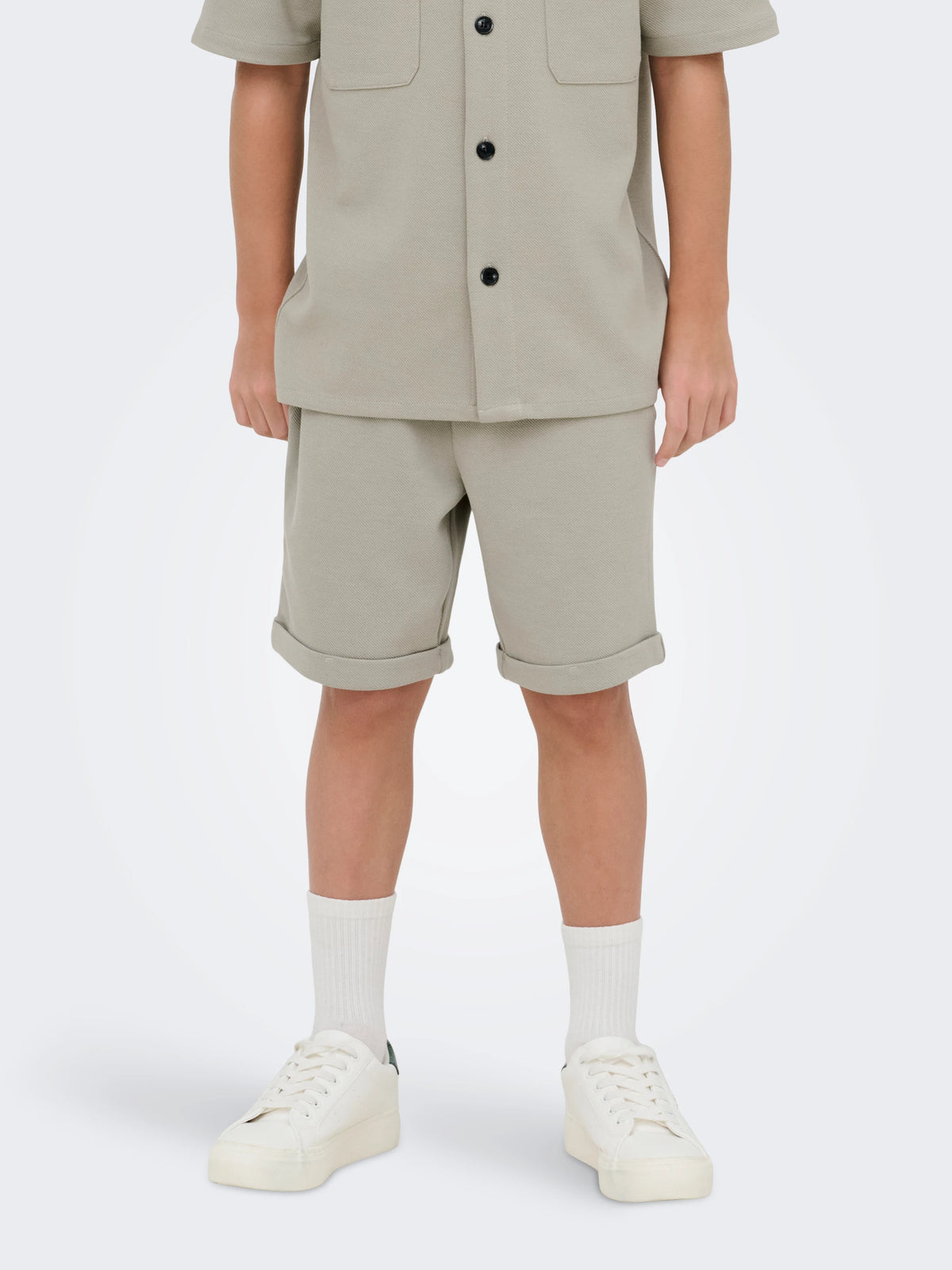 Only and Sons Junior lasten shortsit OSJNEW Kodyl Sweatshorts, beige, beiget yksiväriset shortsit rennolla leikkauksella ja käännetyillä lahkeensuilla