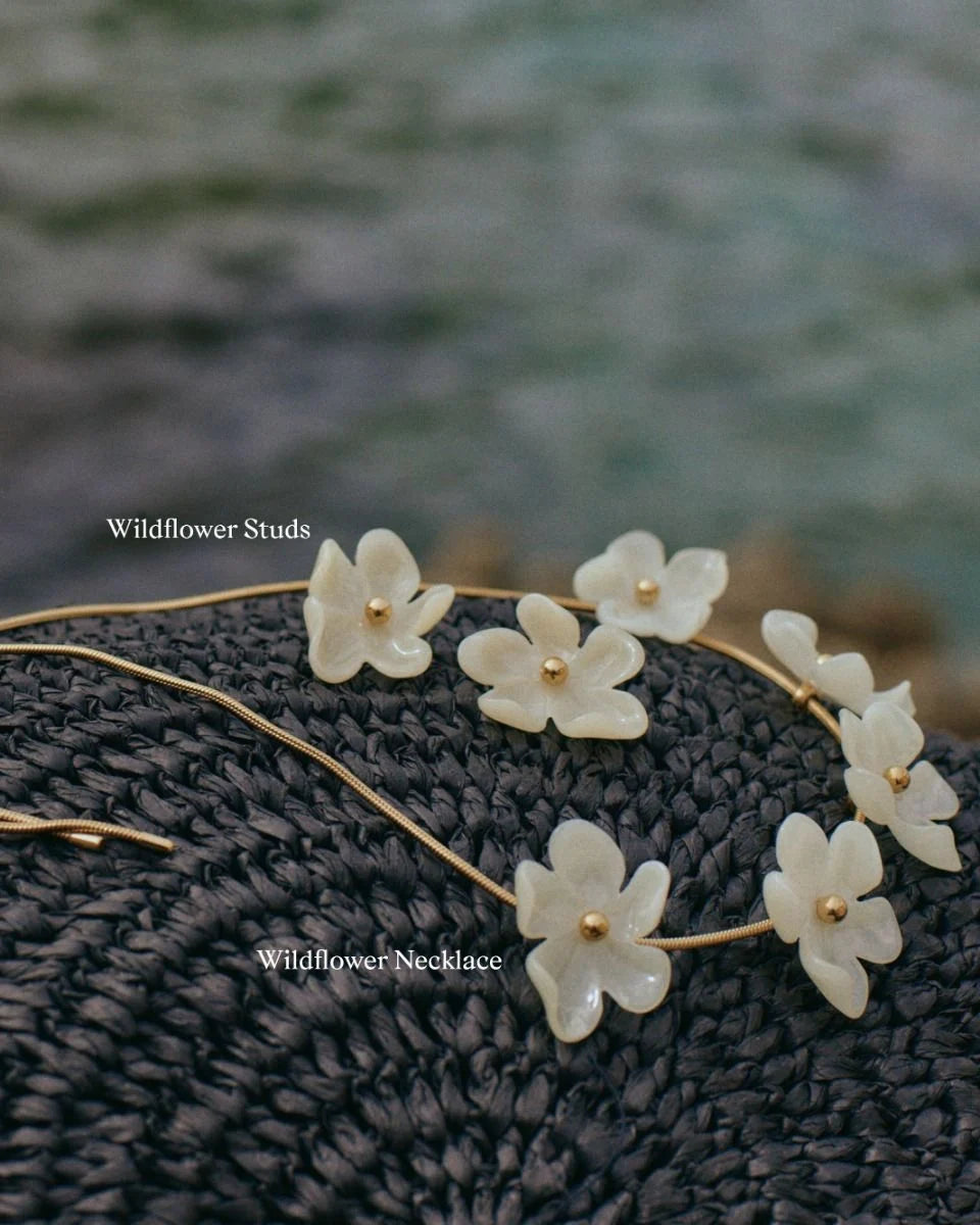 Edblad naisten korvakorut Wildflower Studs Offwhite Gold, Gold pleated