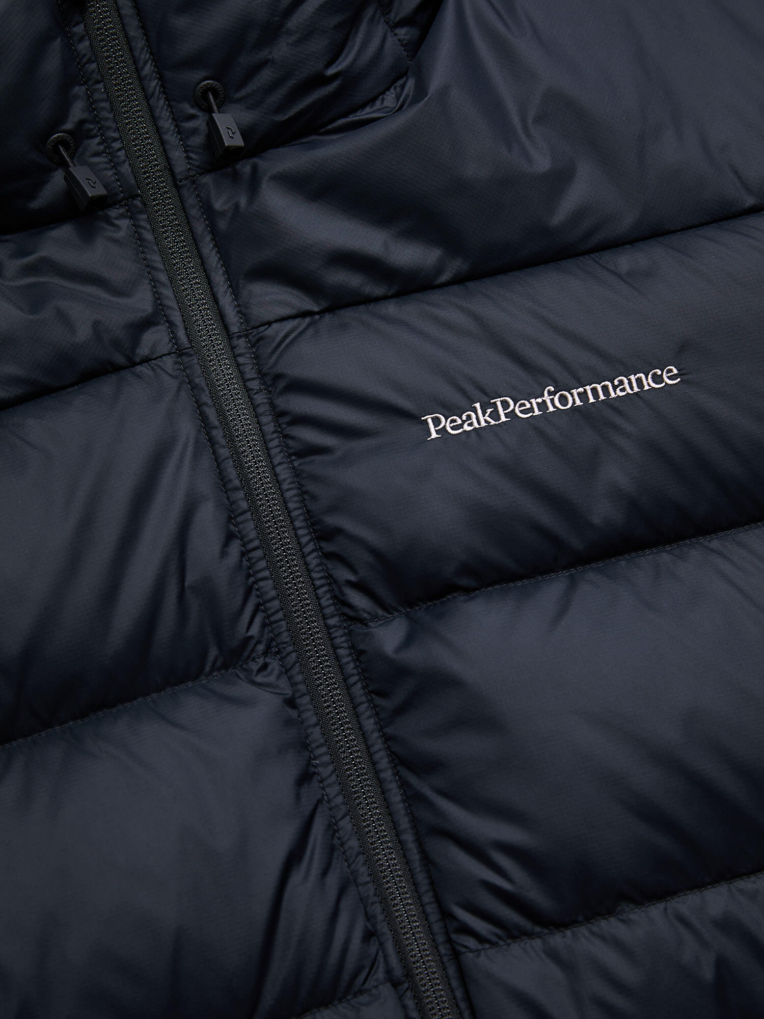 peak-performance-miesten-untuvatakki-frost-down-jacket-musta-4