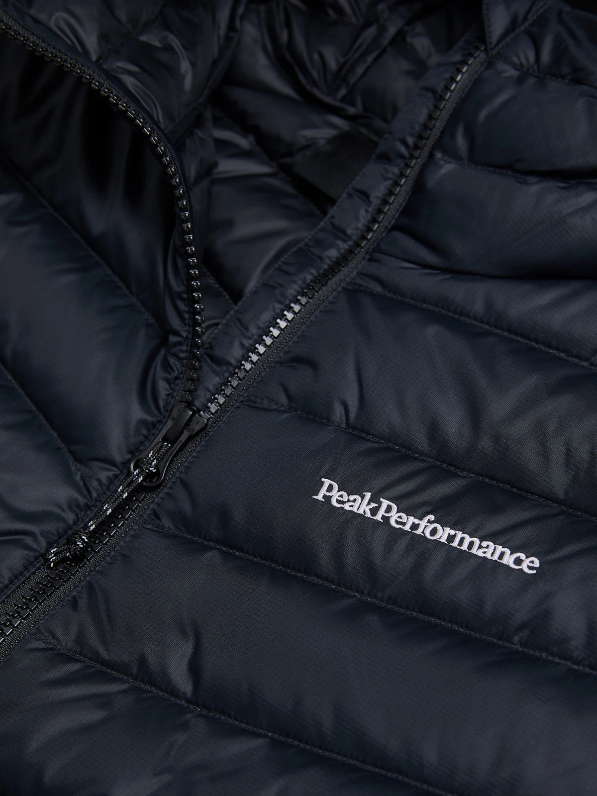 peak-performance-naisten-kevytuntuvatakki-w-frost-hood-jacket-musta-5