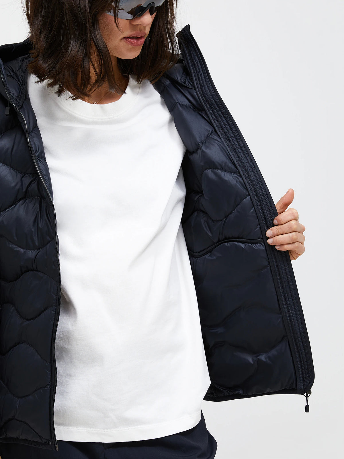 peak-performance-naisten-kevytuntuvatakki-w-helium-down-hood-jacket-musta-5