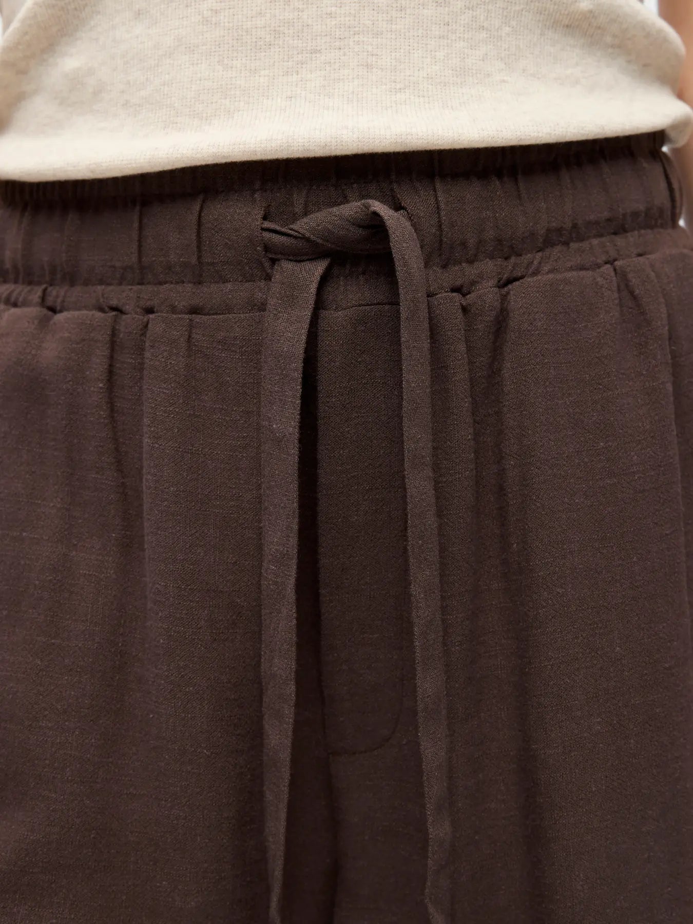 Lähikuva Object naisten shortsien OBJSanne HW Wide Shorts, tummanruskea, vyötäröllä solmittava nyöri ja resorikinntitys ajattomaan arjen tyyliin.