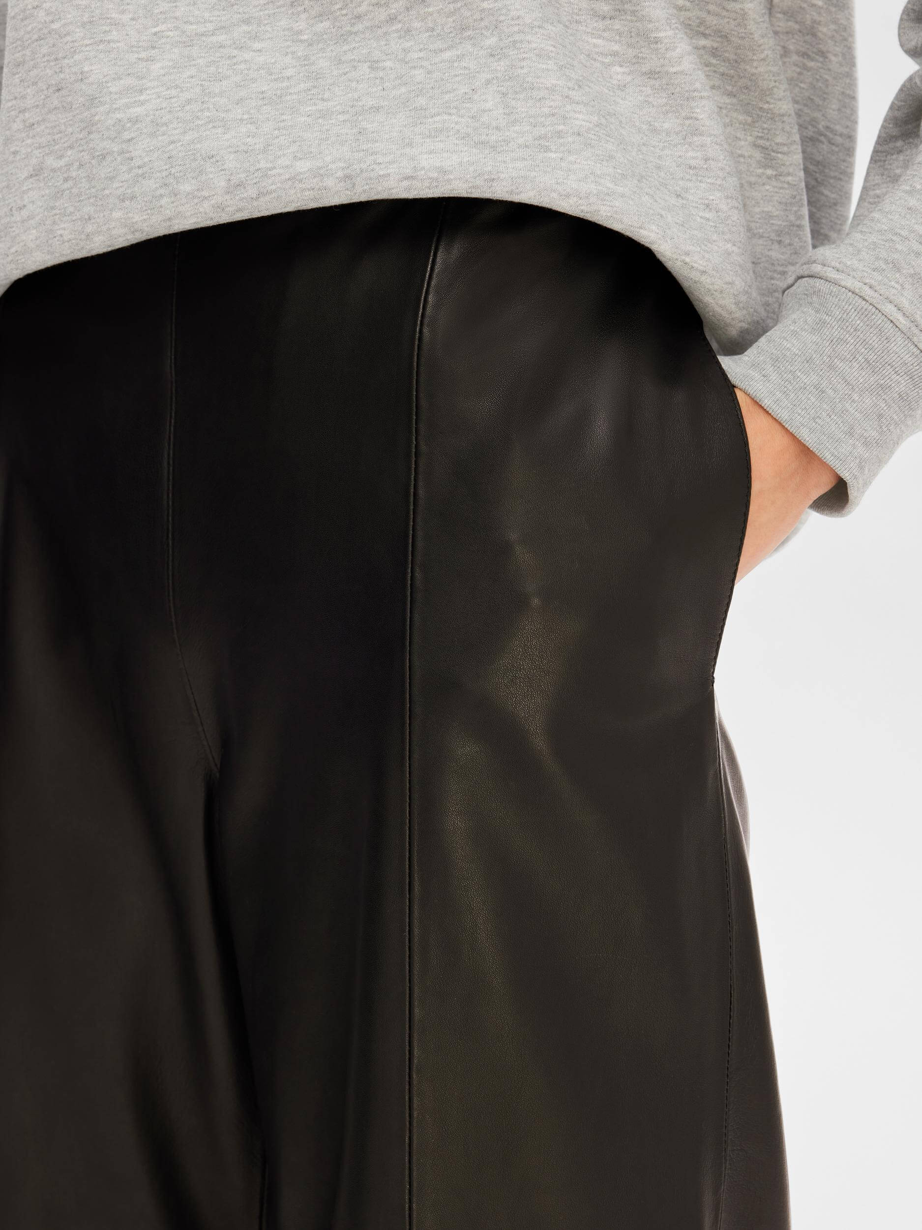 selected-femme-naisten-nahkahousut-slffianna-hw-wide-leather-pant-musta-5