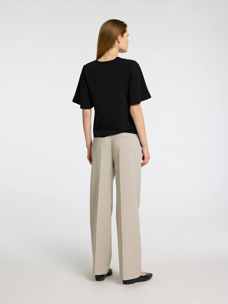 selected-femme-naisten-paita-slftenny-ss-v-neck-top-musta-2