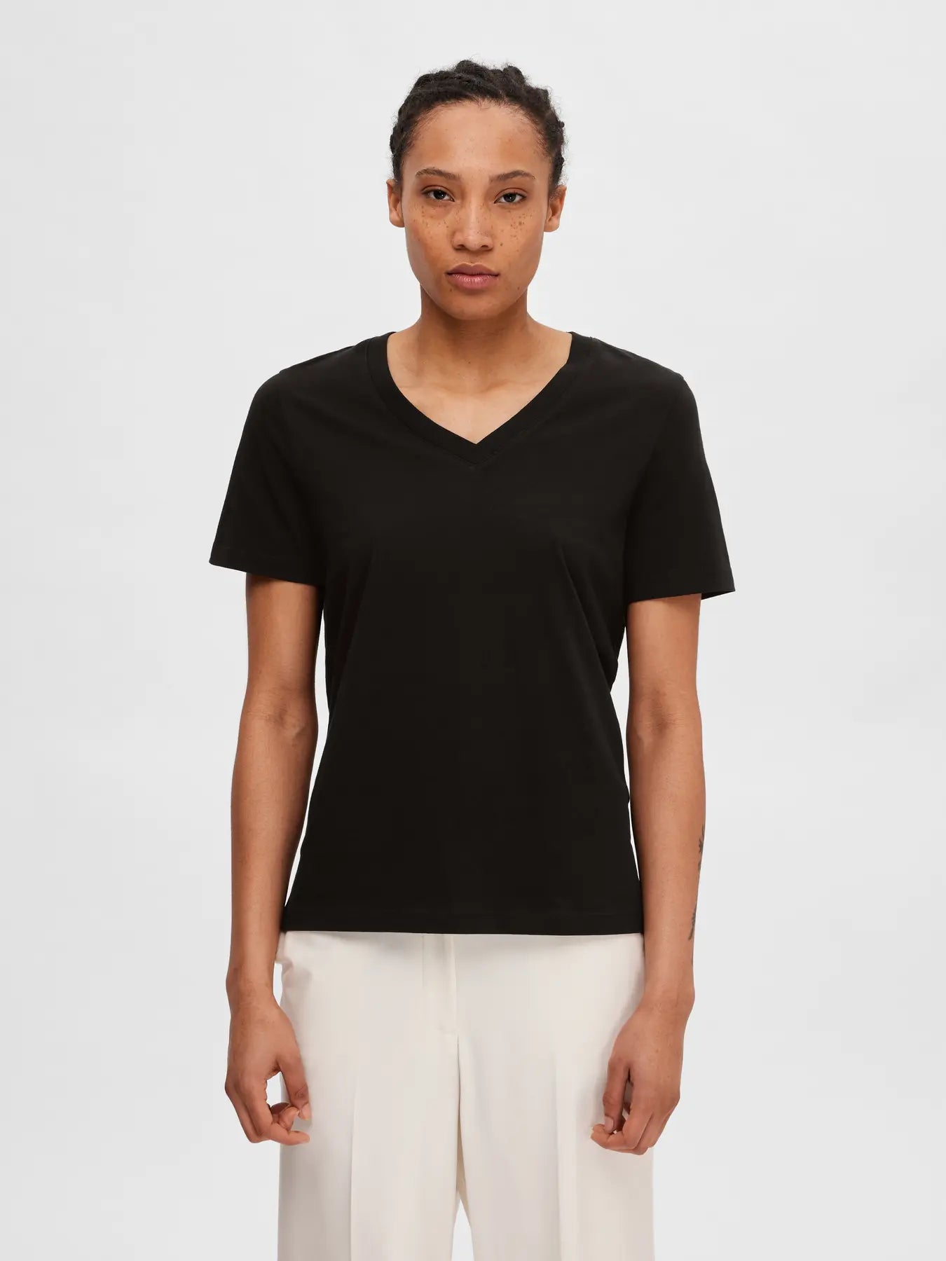 selected-femme-naisten-t-paita-slfessential-ss-v-neck-tee-noos-black-1