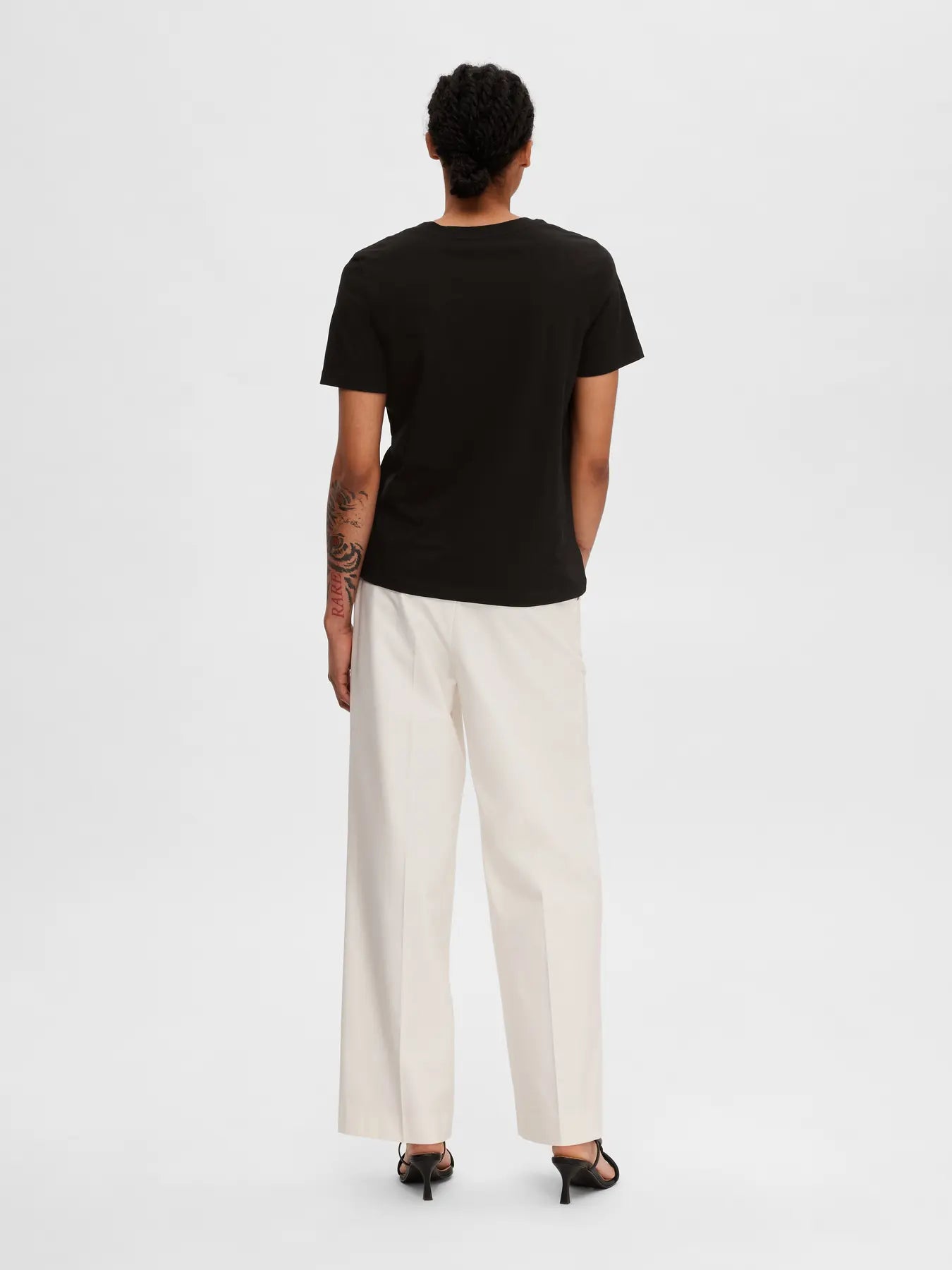 selected-femme-naisten-t-paita-slfessential-ss-v-neck-tee-noos-black-2