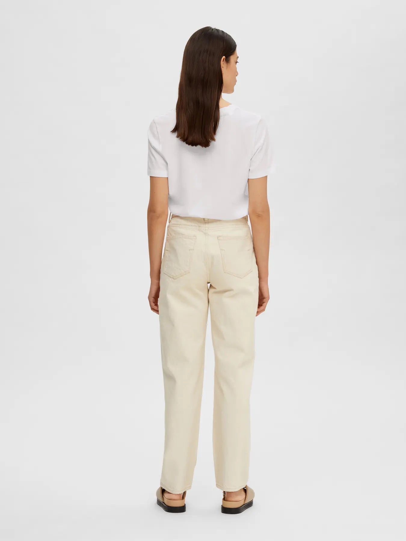 selected-femme-naisten-t-paita-slfessential-ss-v-neck-tee-noos-bright-white-2