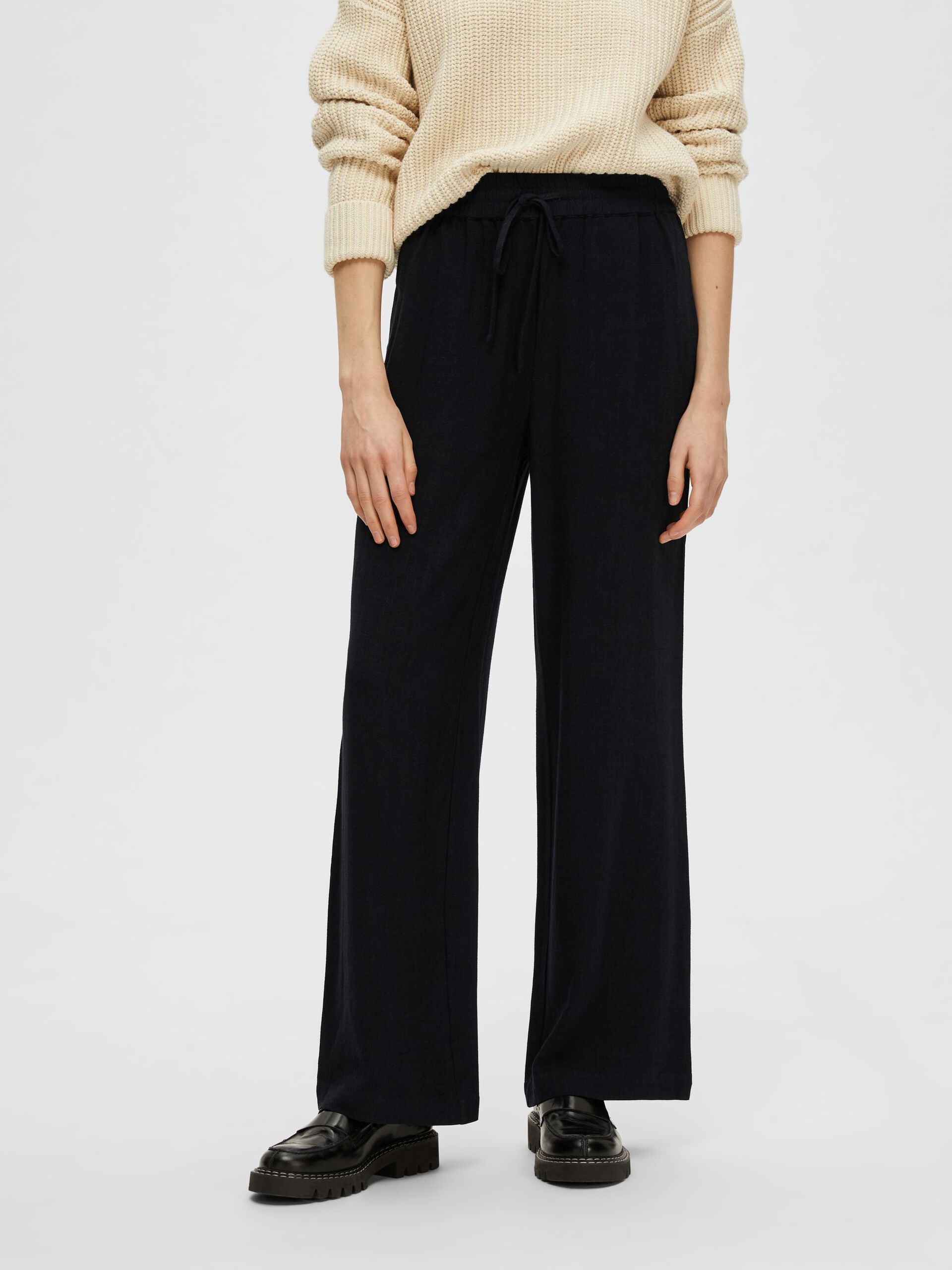 selected-femme-pellavahousut-slfviva-gulia-mw-long-linen-pant-noos-musta-1