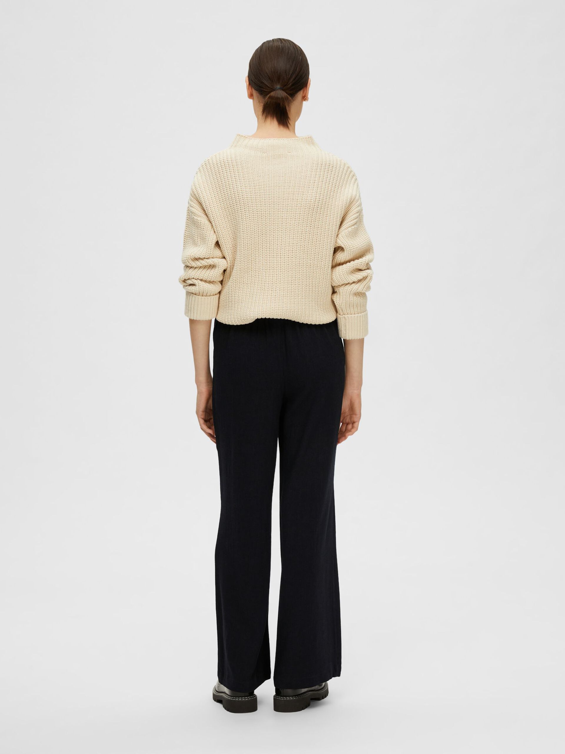 selected-femme-pellavahousut-slfviva-gulia-mw-long-linen-pant-noos-musta-2