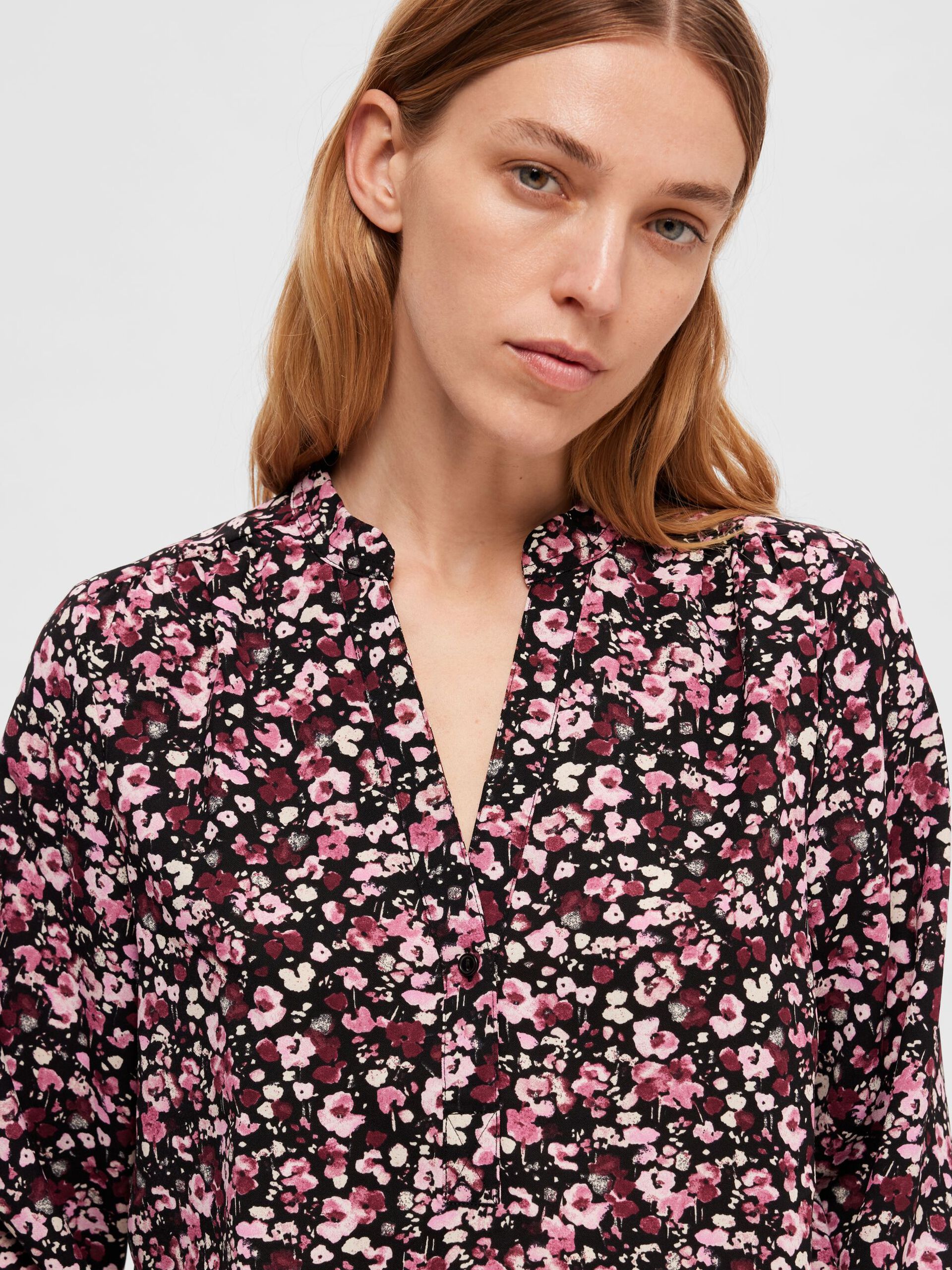 selected-femme-pusero-slfmivi-ls-aop-top-b-musta-kuosi-4