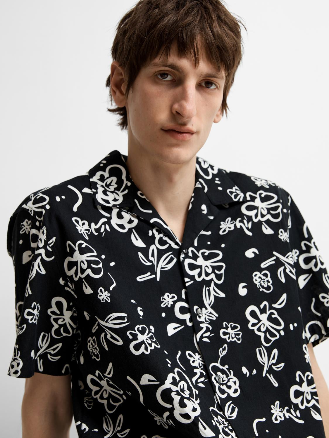 selected-miesten-kauluspaita-k-relax-new-linen-ss-resort-mustavalkoinen-3