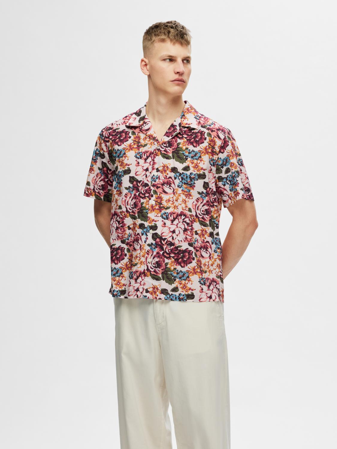selected-miesten-kauluspaita-relax-floral-shirt-ss-aop-punainen-kuosi-1