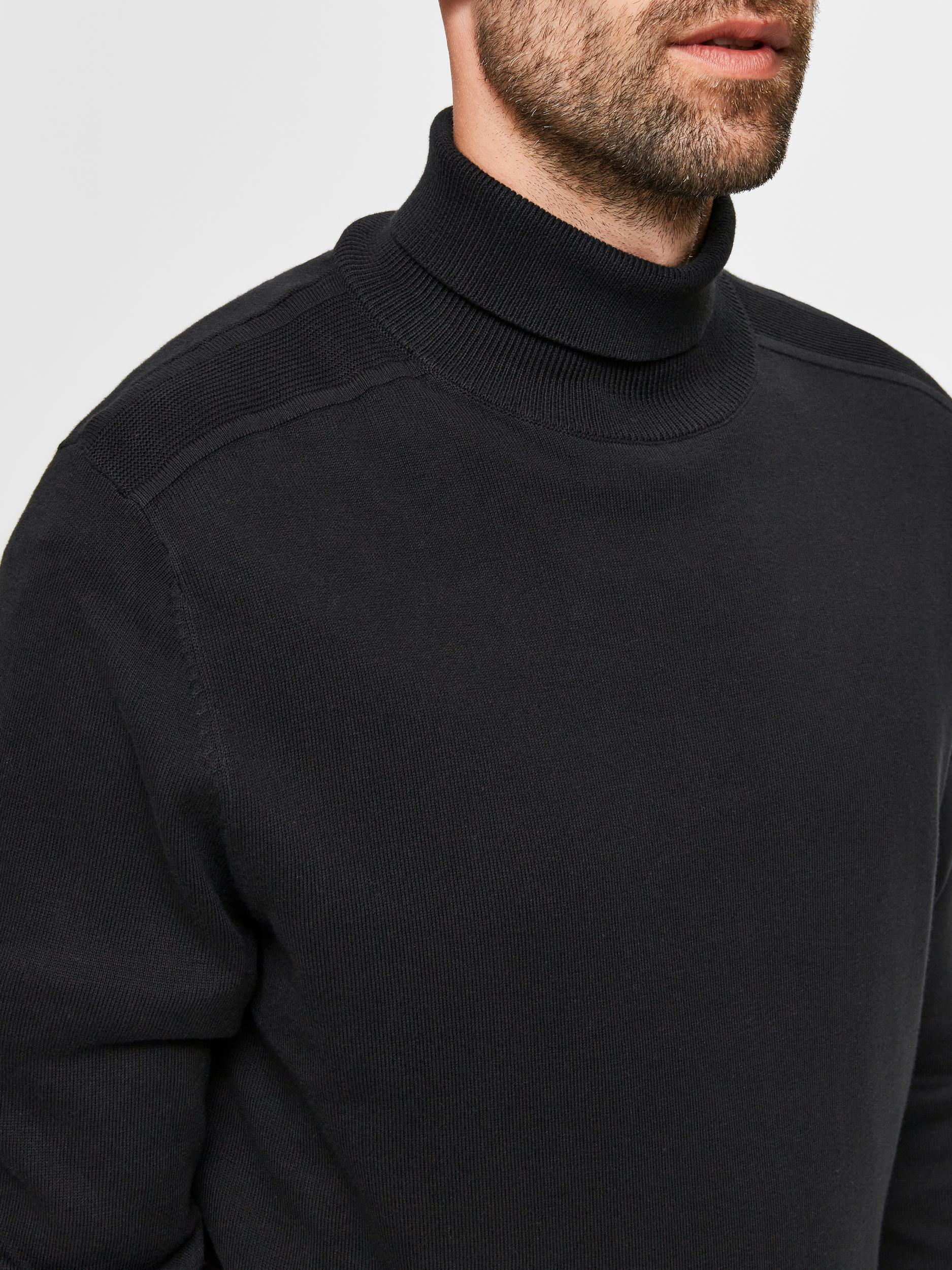 selected-miesten-pooloneule-berg-roll-neck-musta-5