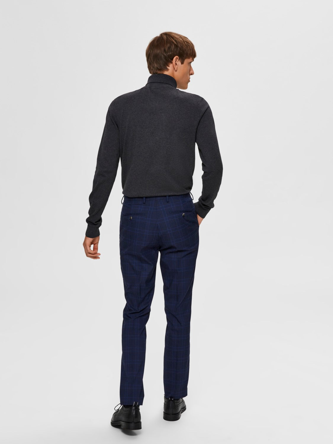 selected-miesten-pooloneule-berg-roll-neck-nos-vtt-tummanharmaa-2