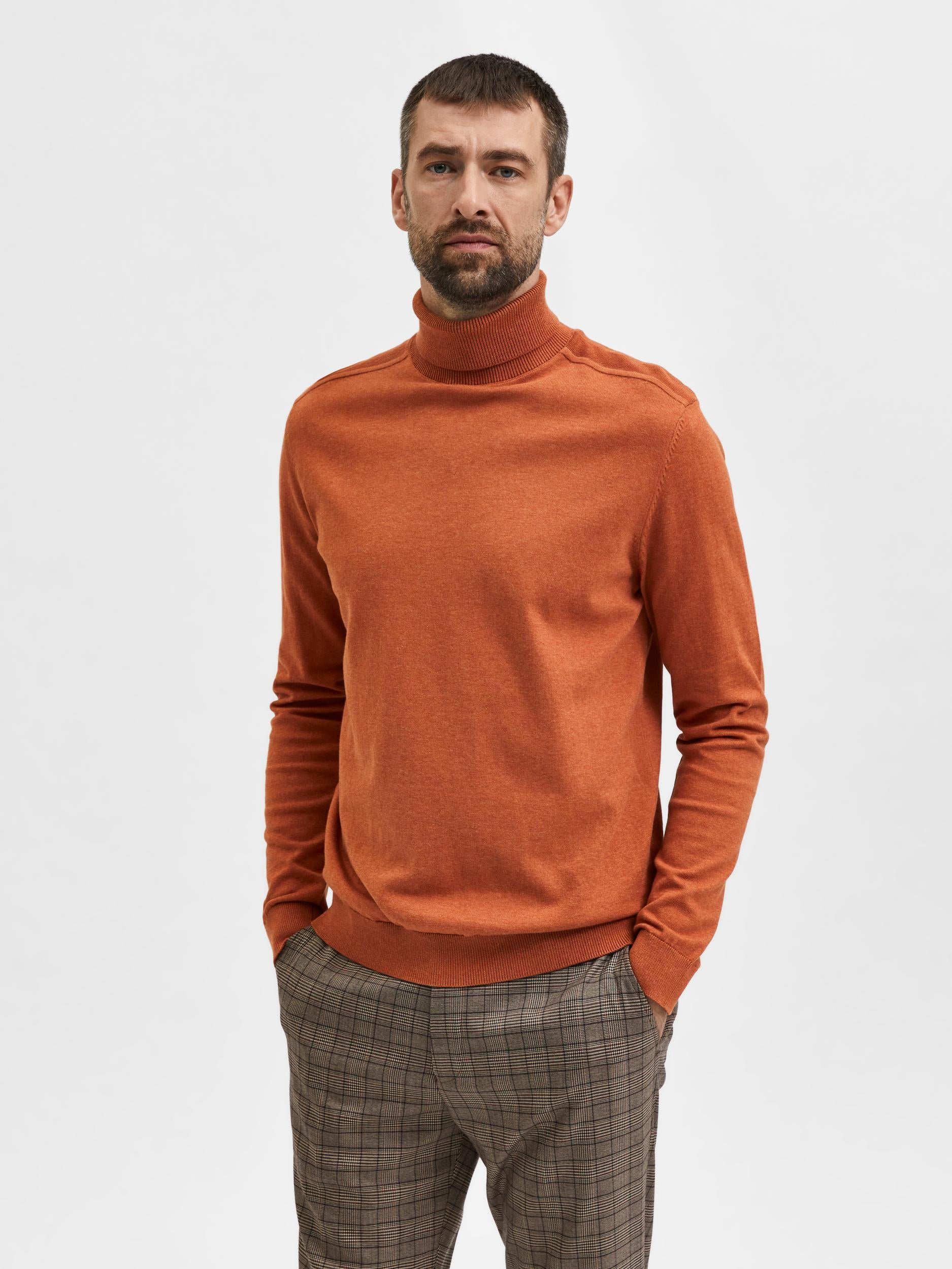 selected-miesten-pooloneule-berg-roll-neck-oranssi-1