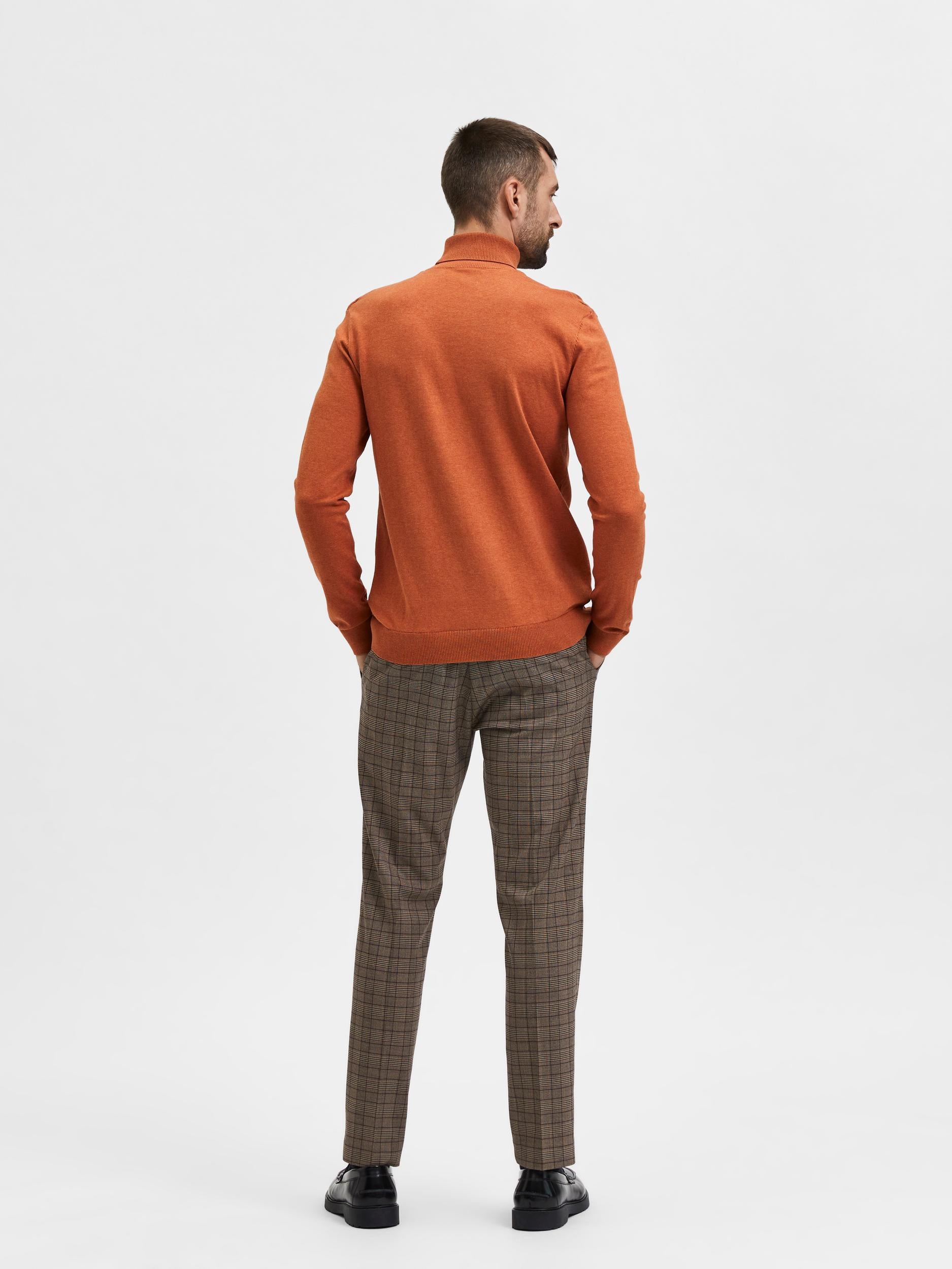 selected-miesten-pooloneule-berg-roll-neck-oranssi-2