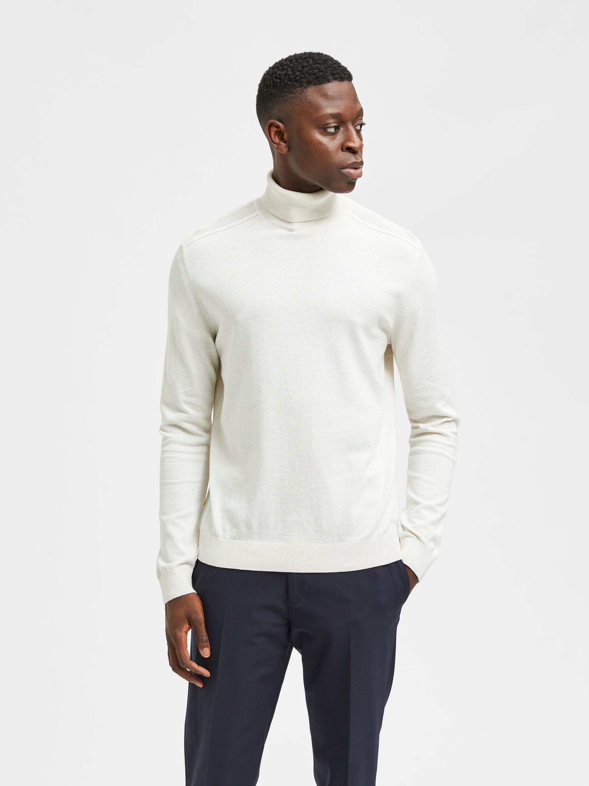 selected-miesten-pooloneule-berg-roll-neck-valkoinen-1