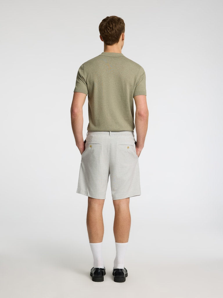 selected-miesten-shortsit-regular-leroy-pleat-shorts-vaaleanharmaa-4
