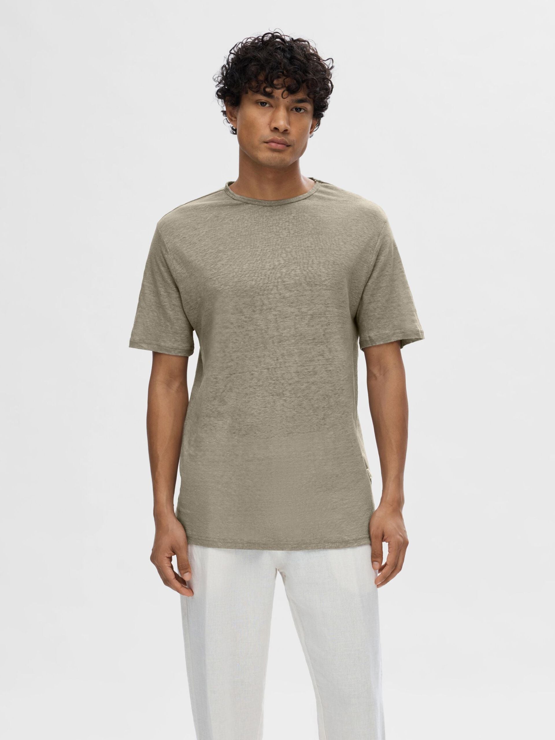 selected-miesten-t-paita-bet-linen-ss-o-neck-armeijanvihrea-1