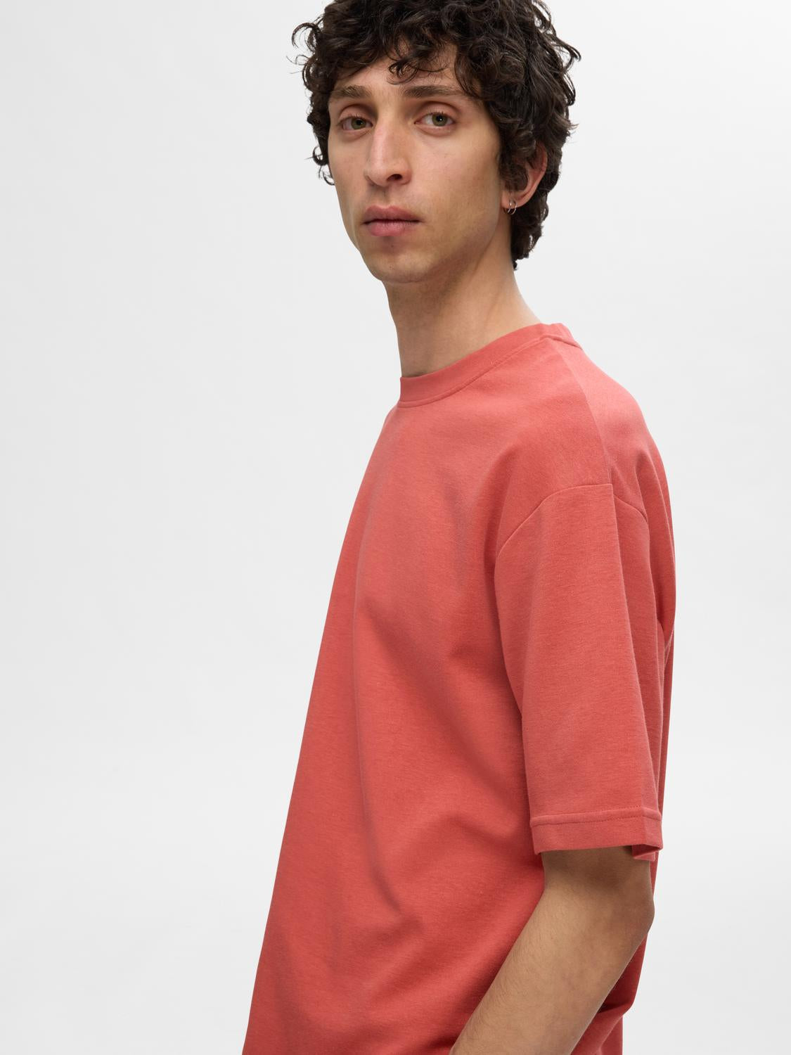 selected-miesten-t-paita-loose-oscar-ss-o-neck-punainen-3
