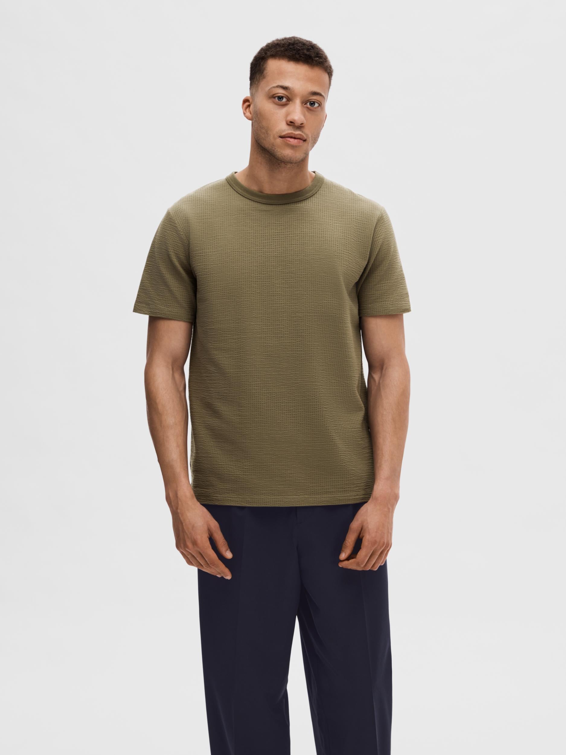 selected-miesten-t-paita-sander-seersucker-ss-o-neck-armeijanvihrea-1