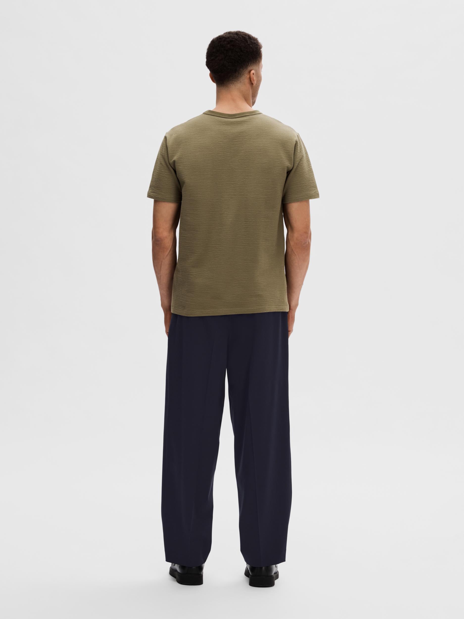 selected-miesten-t-paita-sander-seersucker-ss-o-neck-armeijanvihrea-2