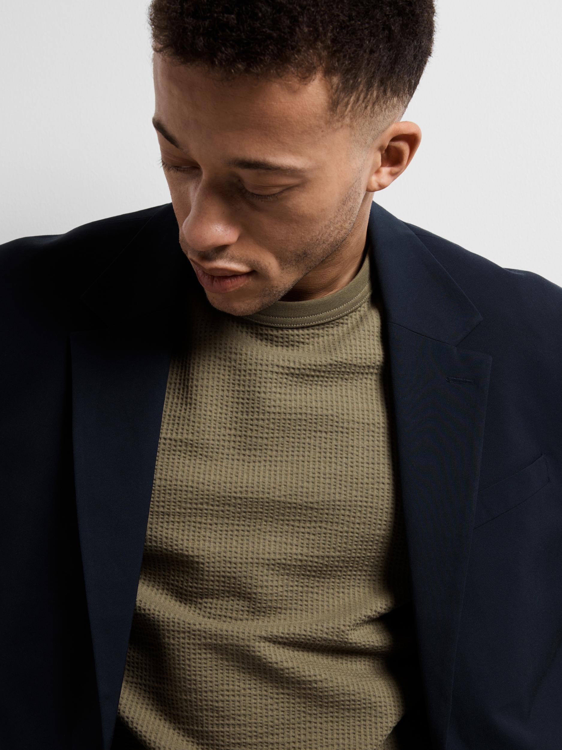 selected-miesten-t-paita-sander-seersucker-ss-o-neck-armeijanvihrea-4