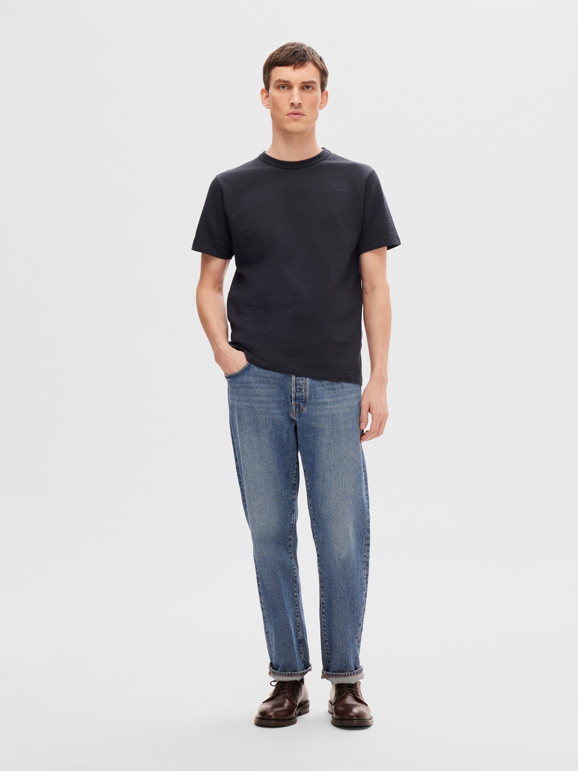 selected-miesten-t-paita-sander-seersucker-ss-o-neck-tummansininen-5