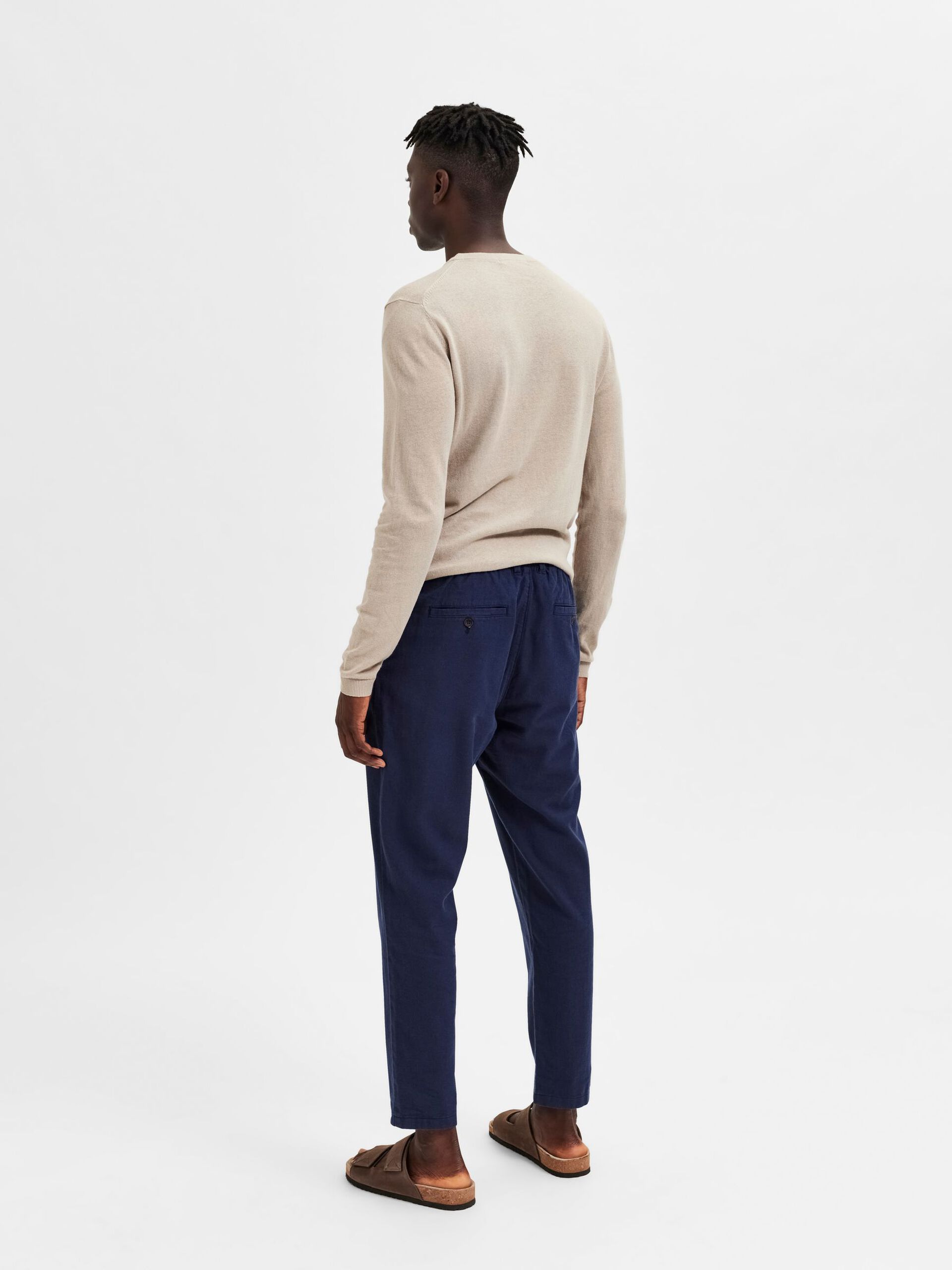 selected-pellavahousut-slim-tape-brody-linen-pant-tummansininen-2
