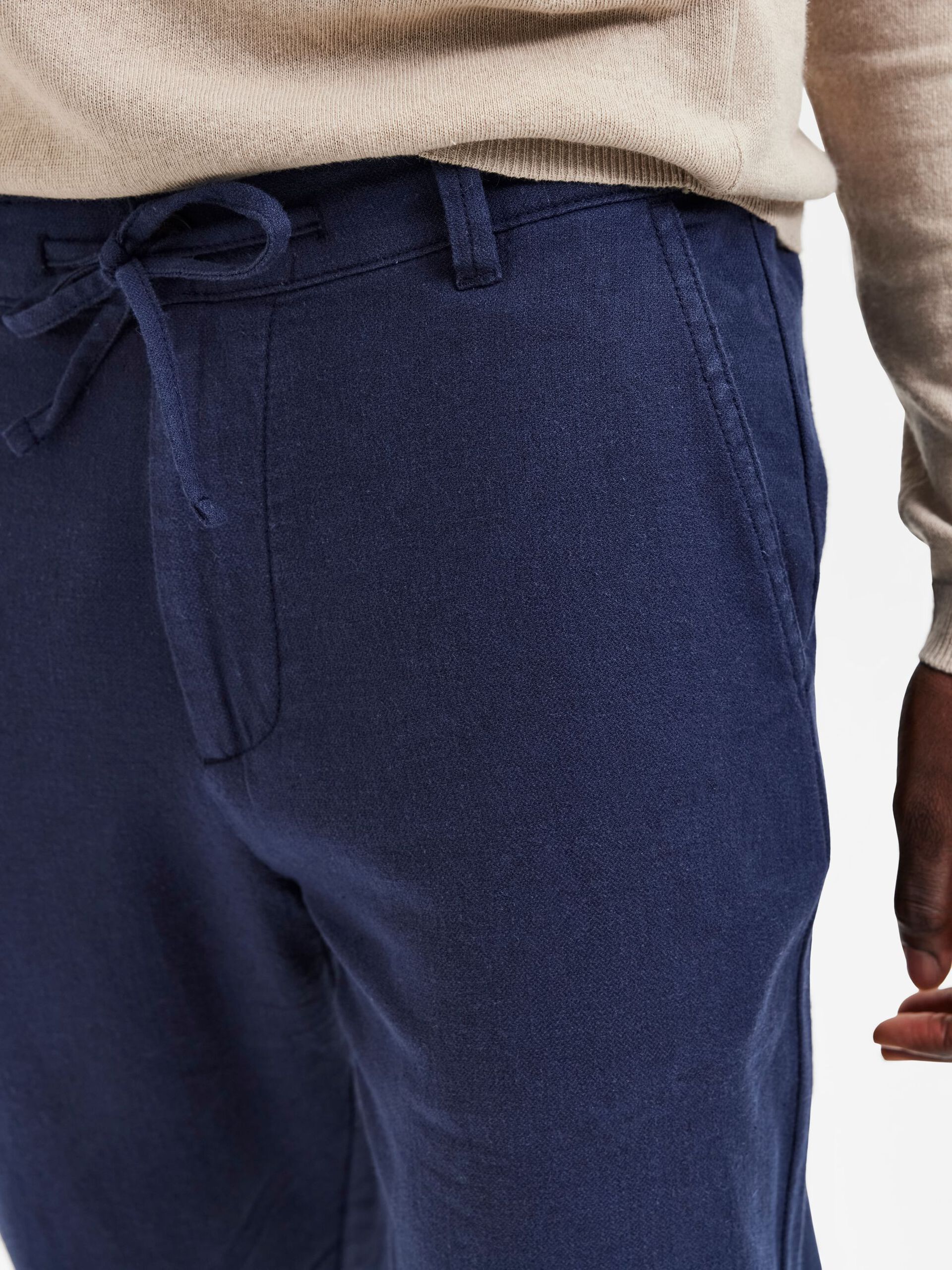 selected-pellavahousut-slim-tape-brody-linen-pant-tummansininen-4