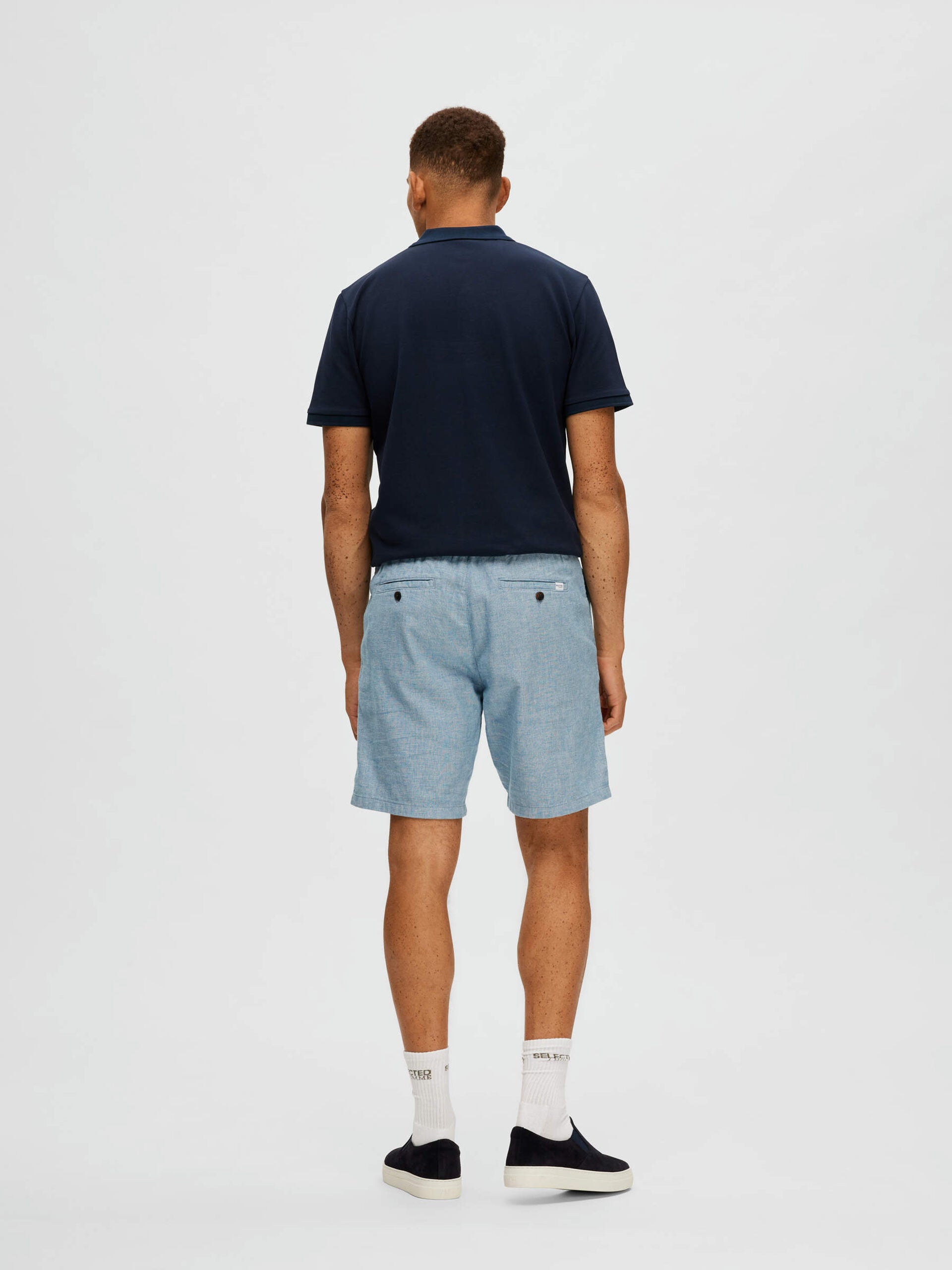 selected-shortsit-comfort-brody-linen-shorts-sininen-2