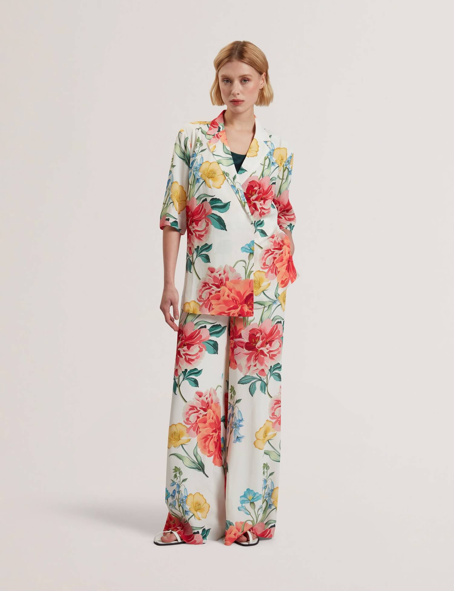 ted-baker-naisten-bleiseri-nympha-printed-short-sleeve-blazer-valkopohjainen-kuosi-3