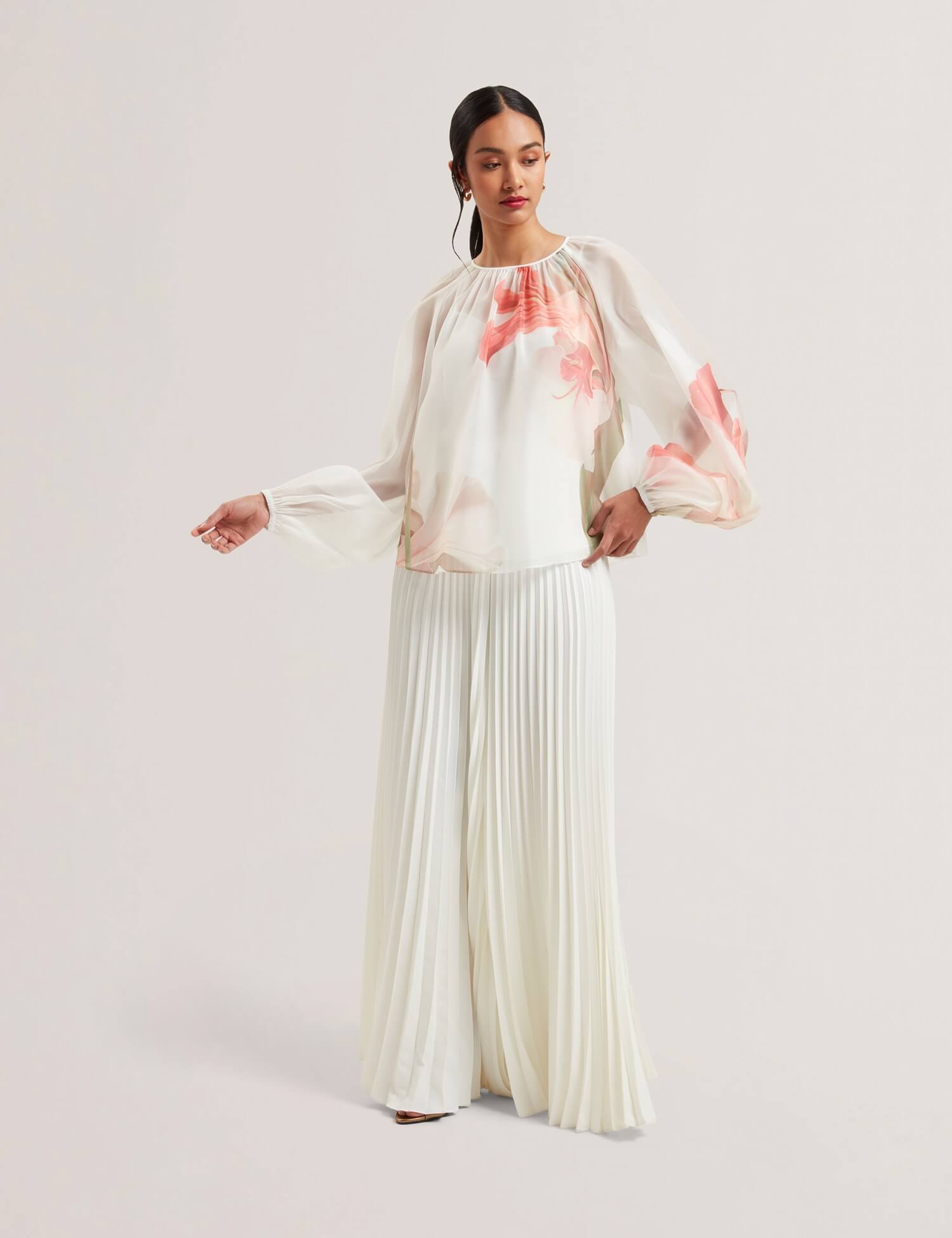 ted-baker-naisten-pusero-eriana-organza-puff-sleeve-blouse-valkopohjainen-kuosi-3