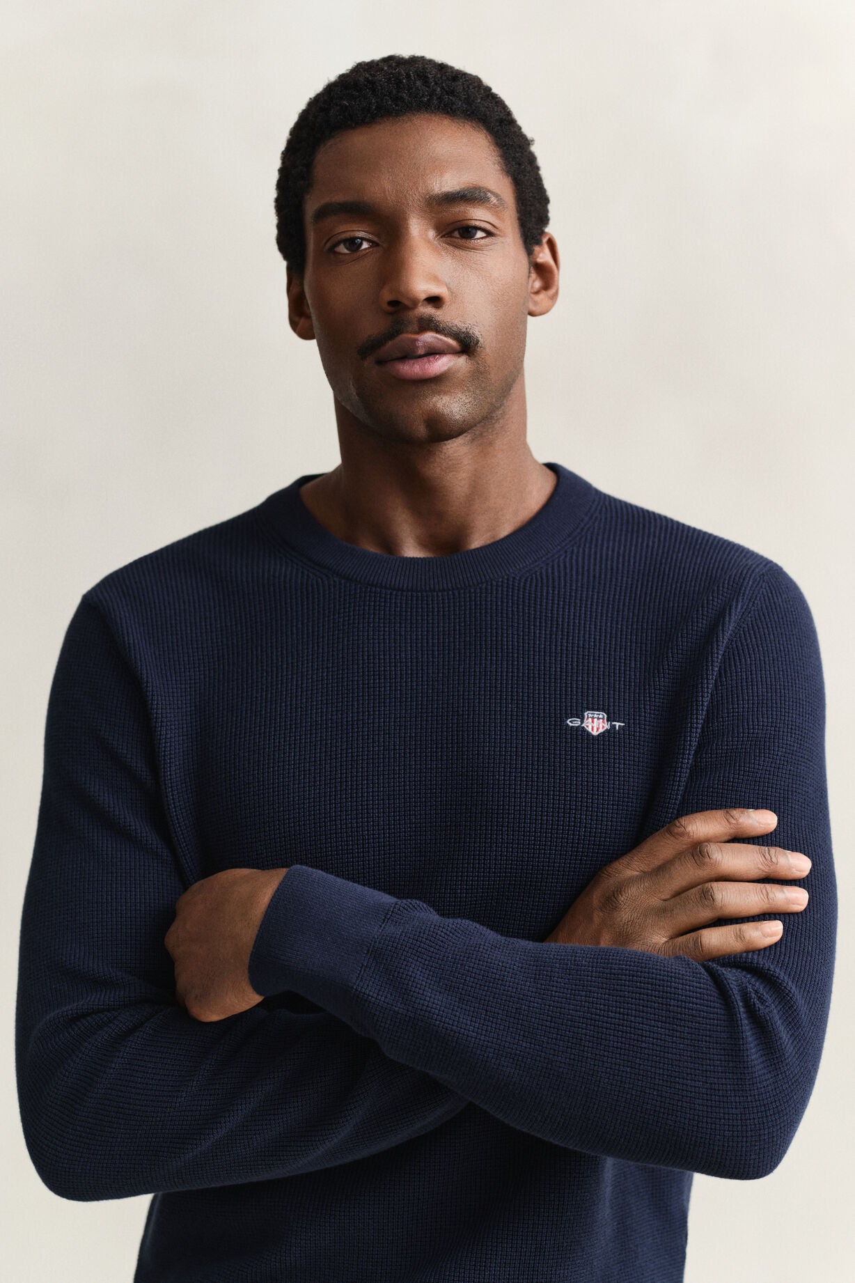 Gant miesten neulepusero Micro Textured Cotton C-Neck, tummansininen