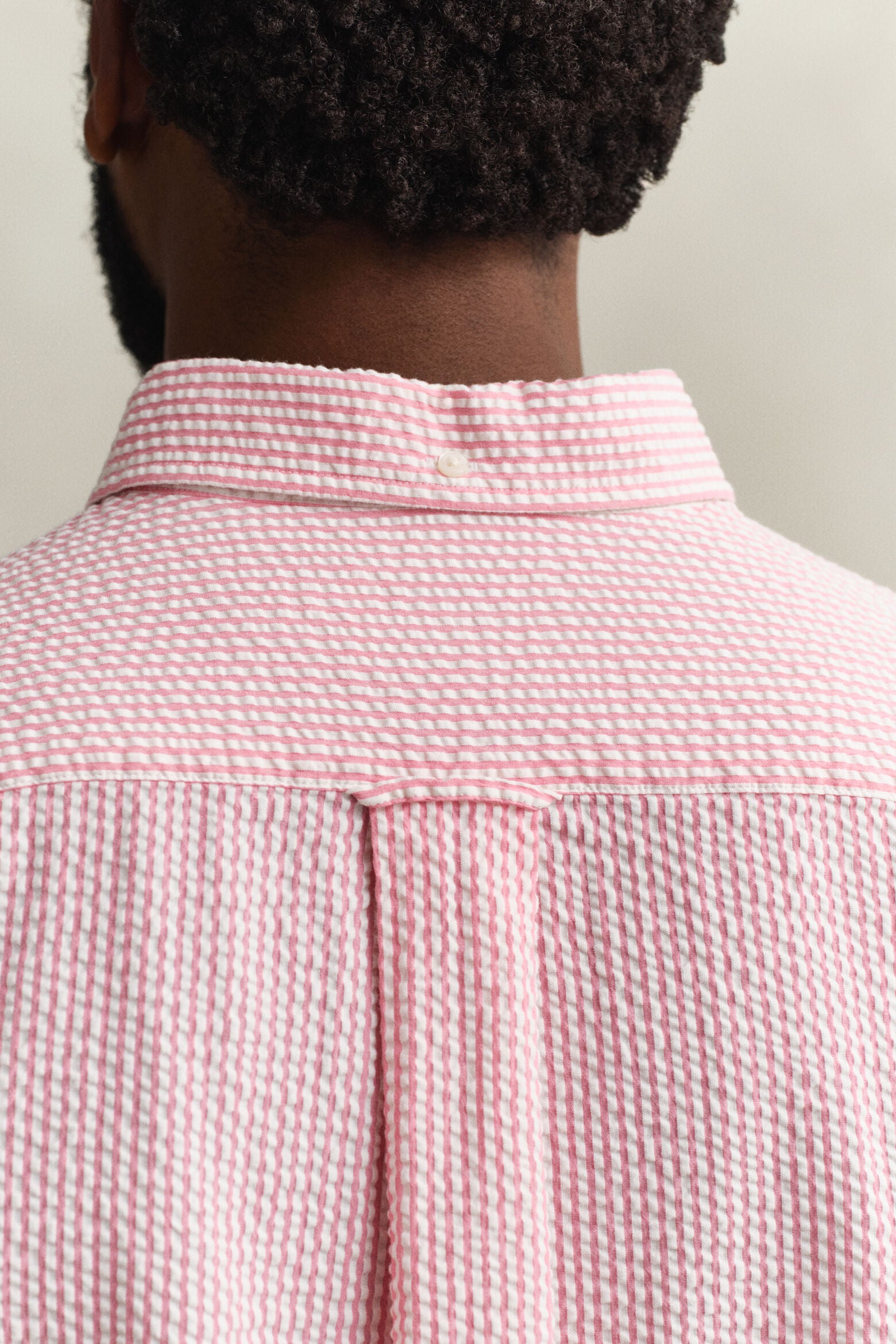 Gant miesten kauluspaita Regular Fit Striped Seersucker Shirt, raidallinen punainen