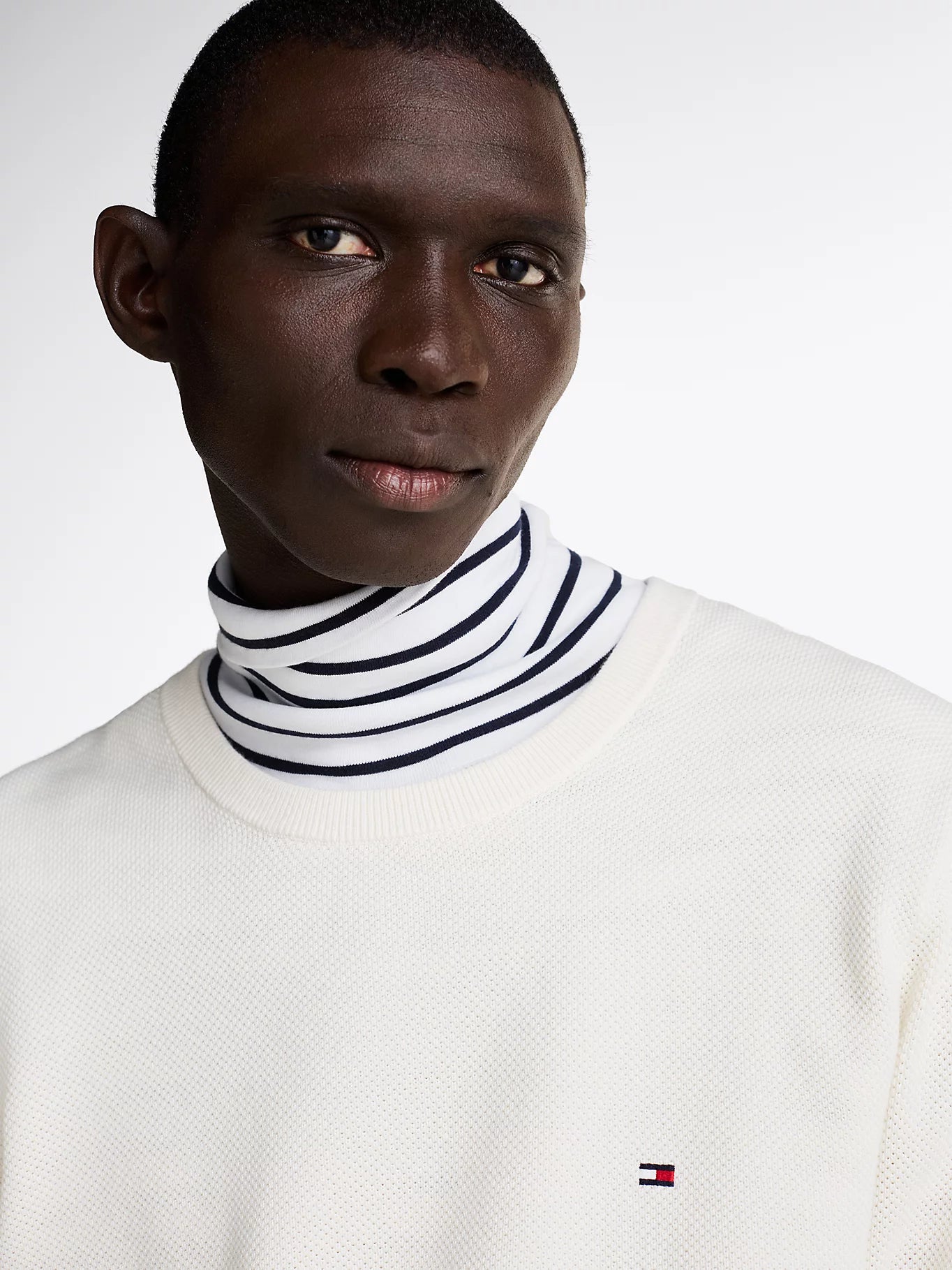tommy-hilfiger-miesten-neulepusero-essential-structure-crew-neck-valkoinen-3