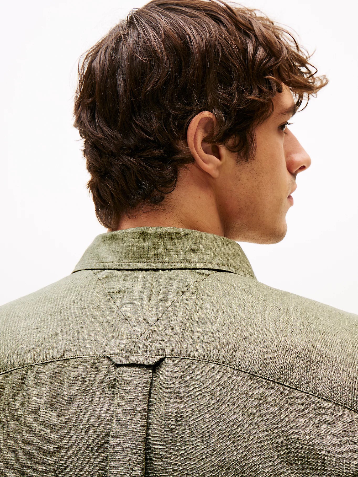 tommy-hilfiger-miesten-pellavapaita-pigment-dyed-linen-solid-tummanvihrea-4