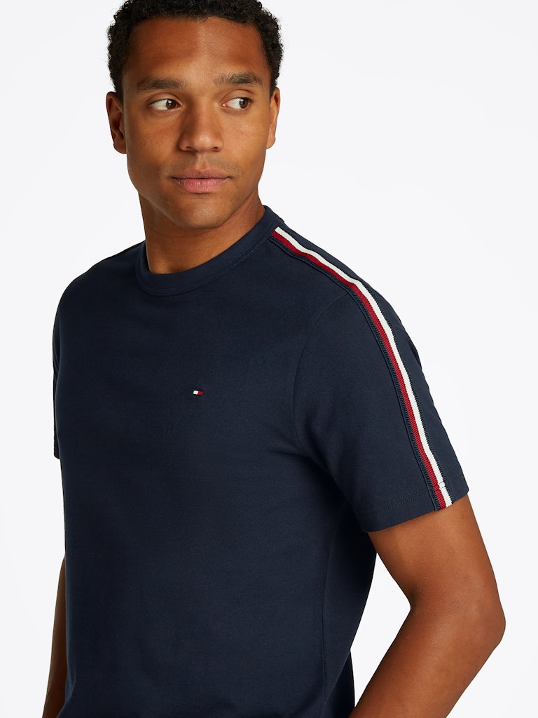tommy-hilfiger-miesten-t-paita-global-stripe-tape-tee-tummansininen-3