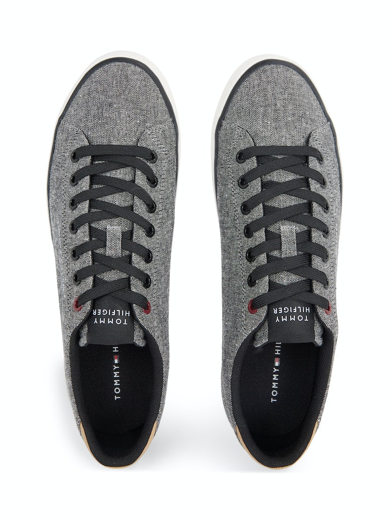 tommy-hilfiger-mustavalkoinen-4