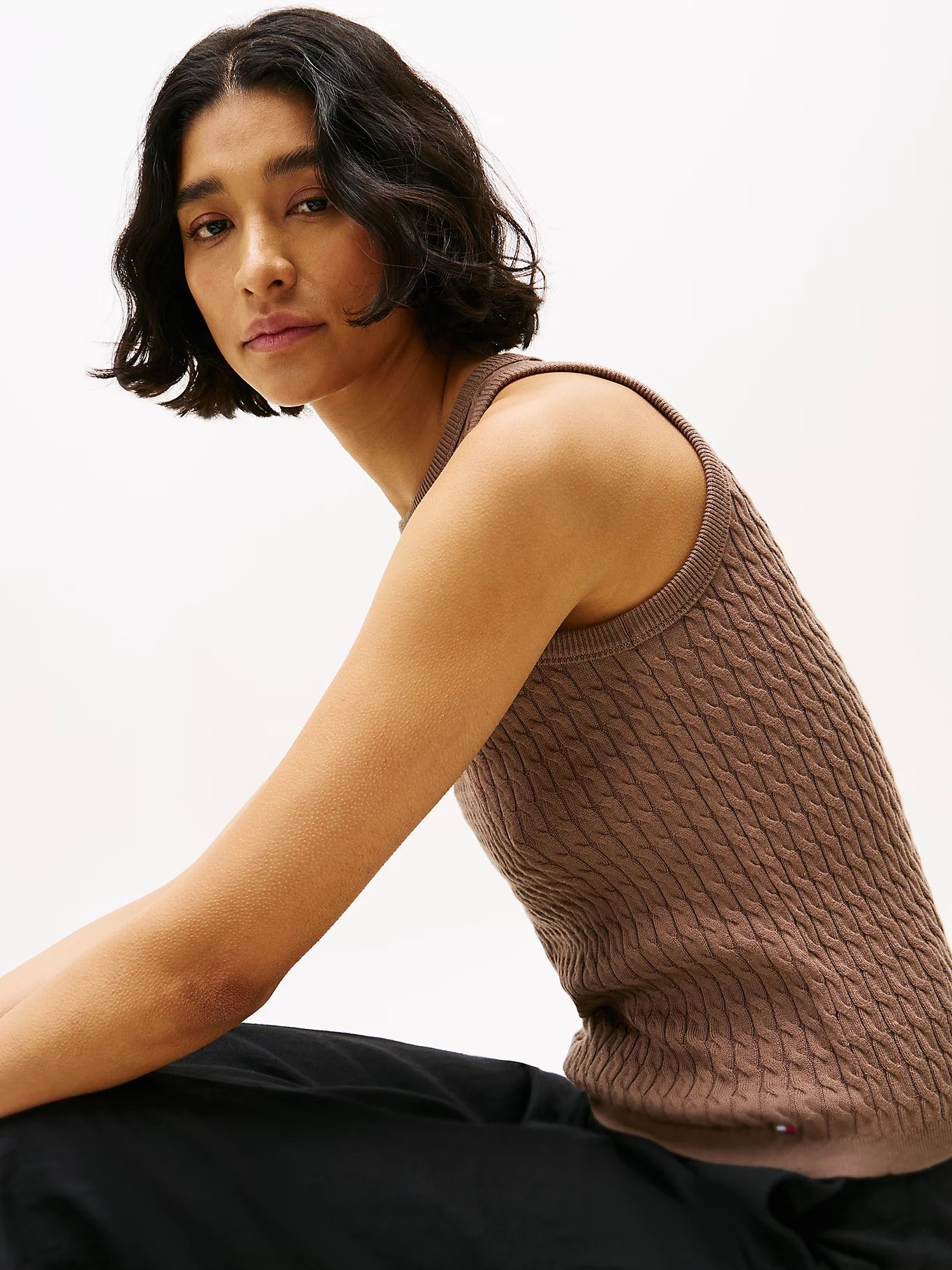tommy-hilfiger-naisten-hihaton-neule-co-cable-fine-slim-sweater-tummanruskea-4
