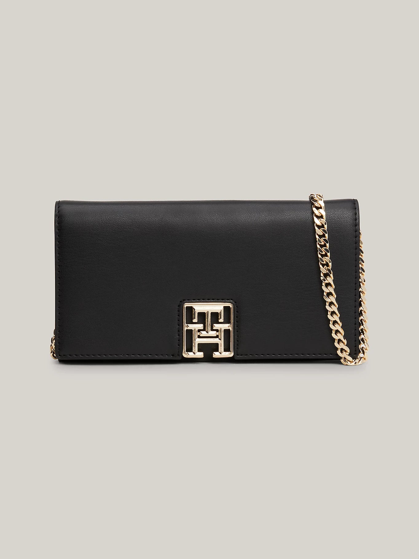 tommy-hilfiger-naisten-lompakko-th-reset-lrg-flap-w-chain-musta-1