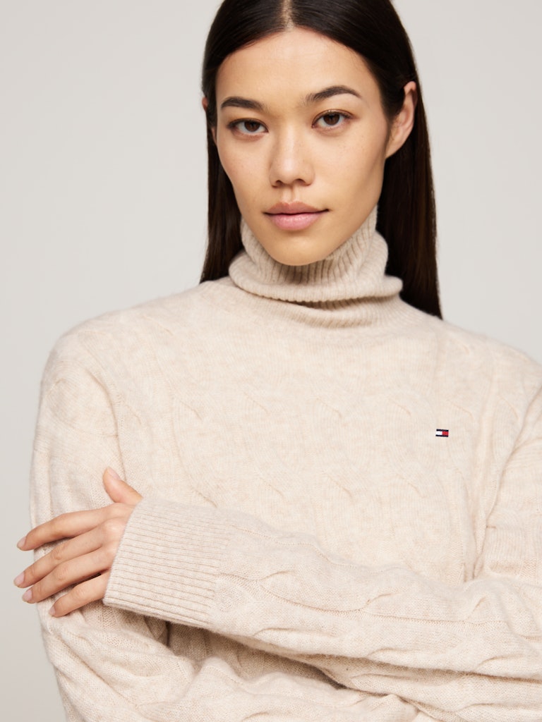 tommy-hilfiger-naisten-neule-soft-wool-cable-roll-nk-sweater-luonnonvalkoinen-3