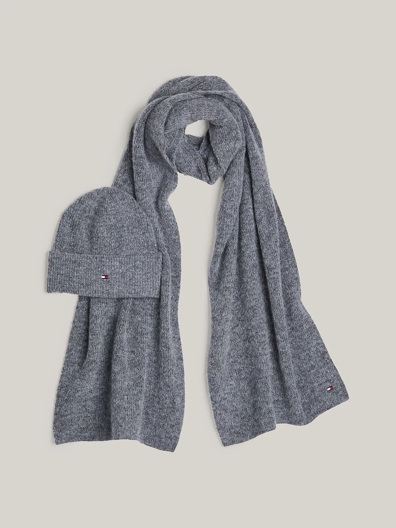 tommy-hilfiger-naisten-pipo-huivi-k-essential-flag-beanie-scarf-vaaleanharmaa-1