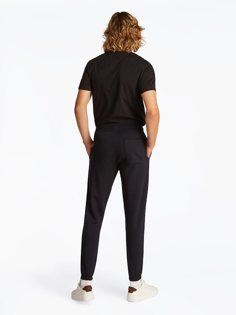 tommy-jeans-miesten-collegehousut-tjm-slim-s-flag-sweatpant-ext-musta-3