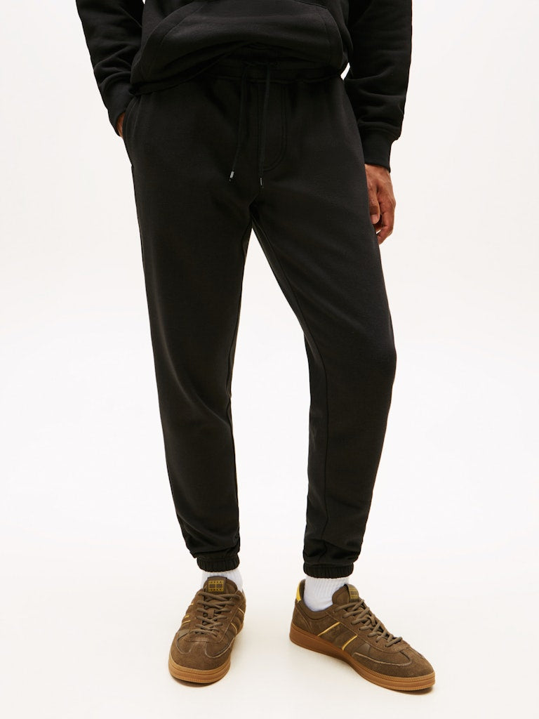 tommy-jeans-miesten-collegehousut-tjm-slim-s-flag-sweatpant-ext-musta-5