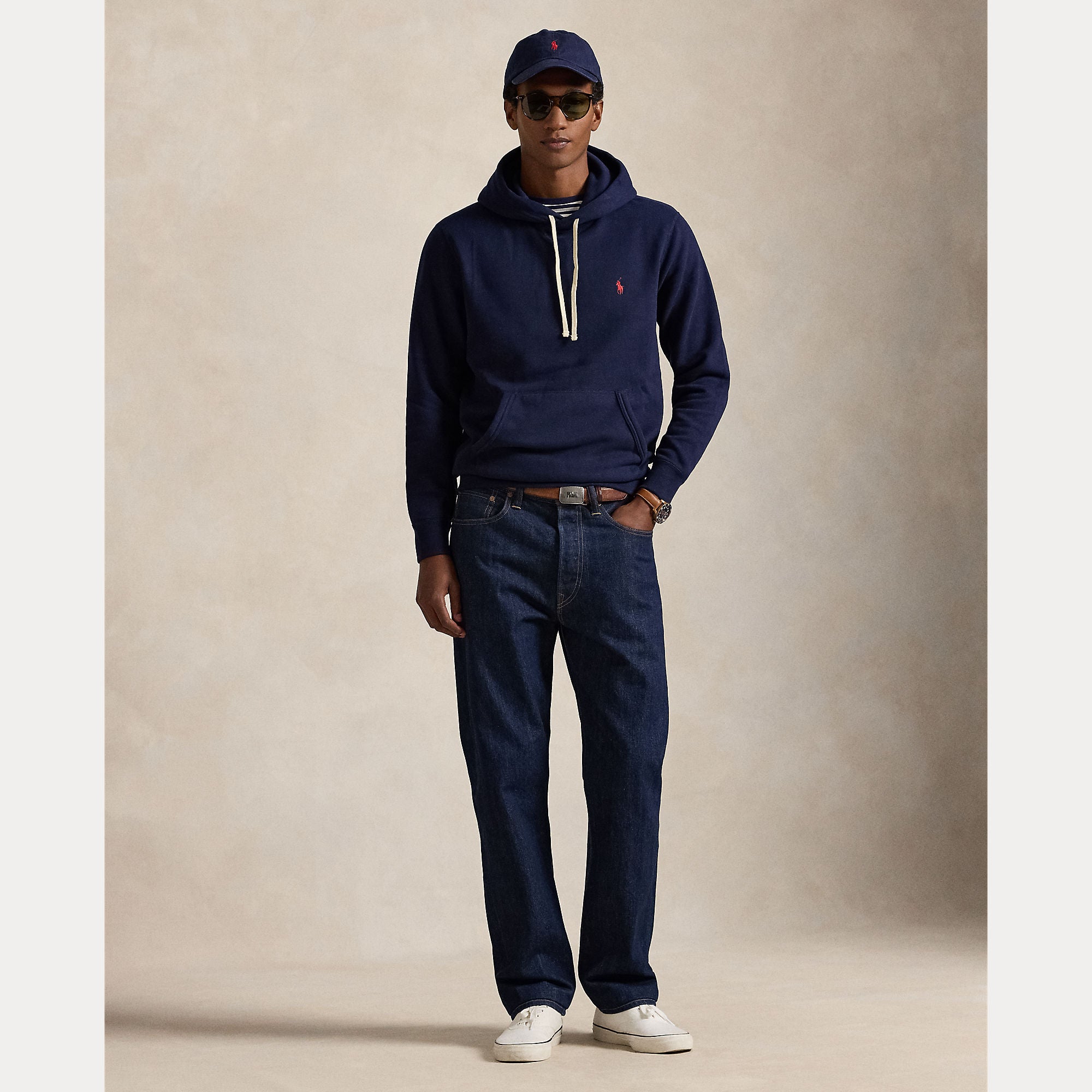 Polo Ralph Lauren miesten huppari Long Pull Over Hoodie, tummansininen, jossa säädettävä valkoinen kiristysnauha, brodeerattu logo rinnassa ja kevyt pussitasku edessä.